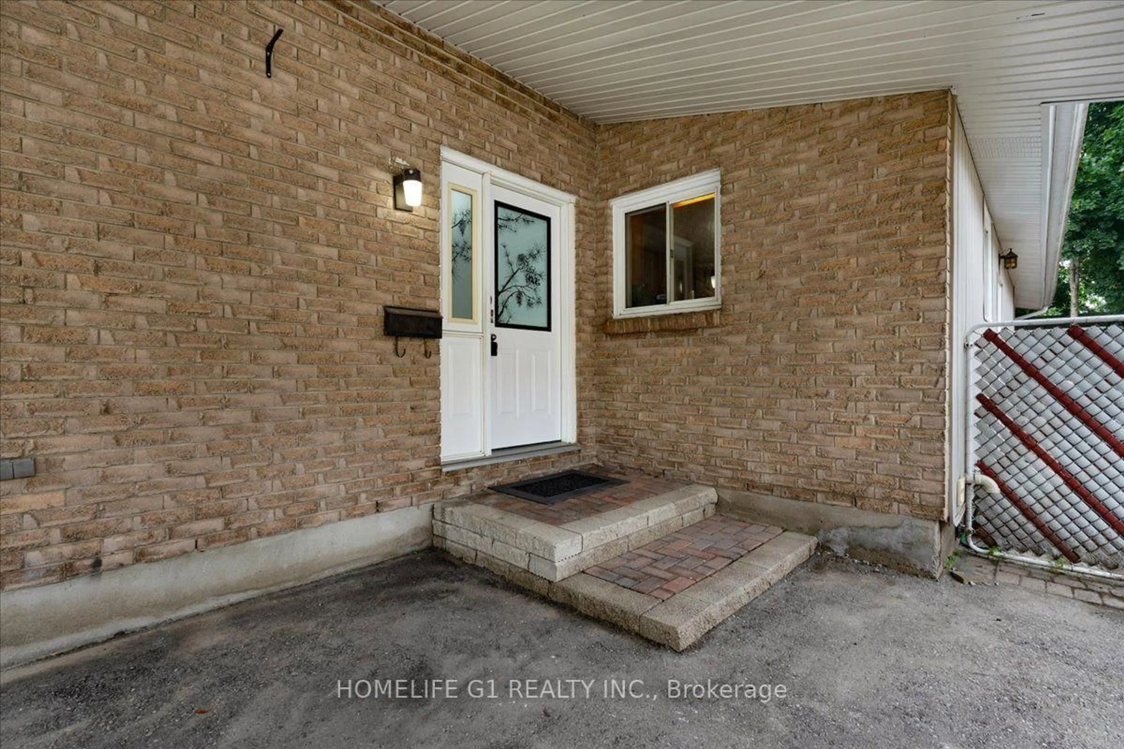 Indoor entryway for 19 Milton Ave, Cambridge Ontario N3C 2Y3
