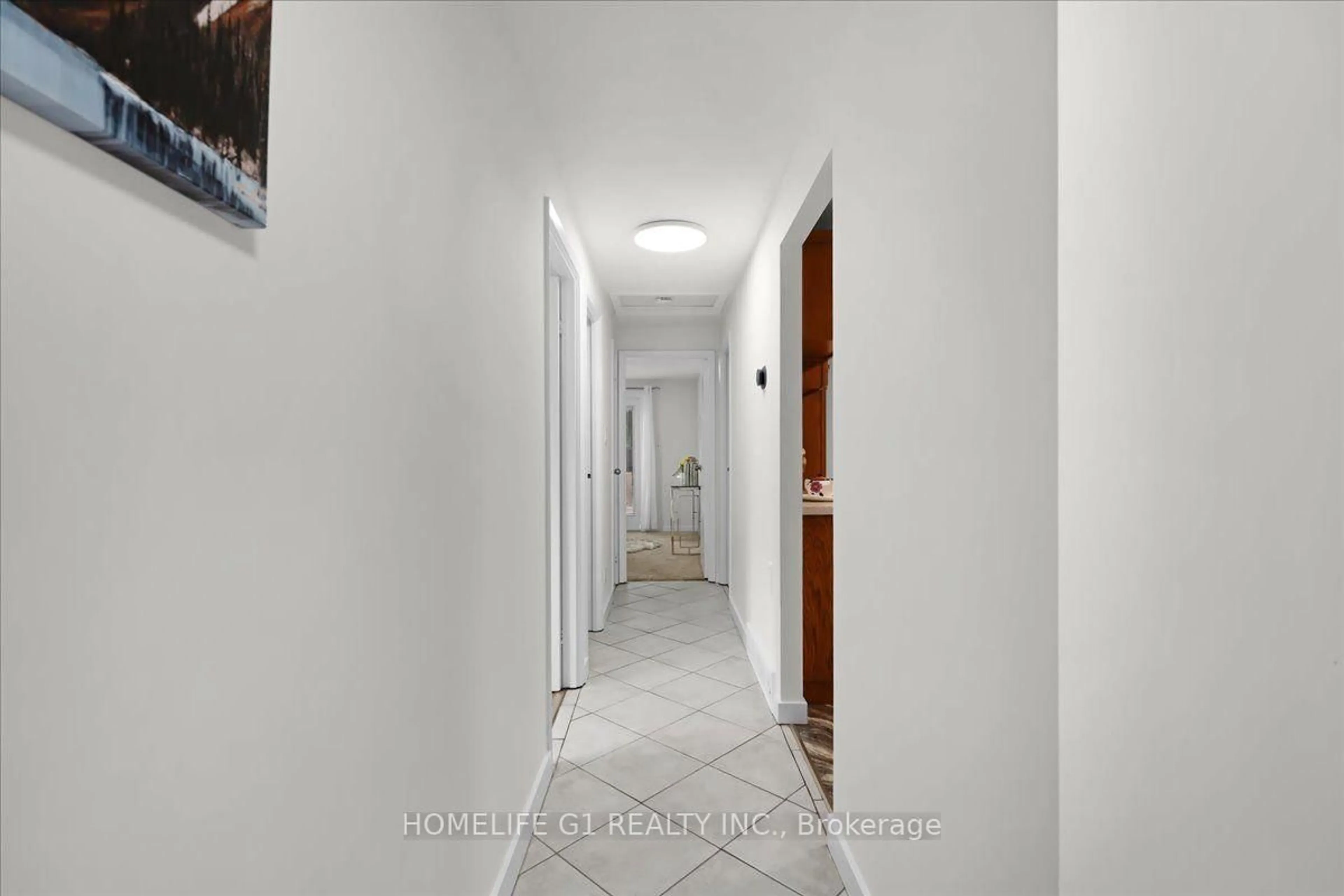 Indoor foyer for 19 Milton Ave, Cambridge Ontario N3C 2Y3