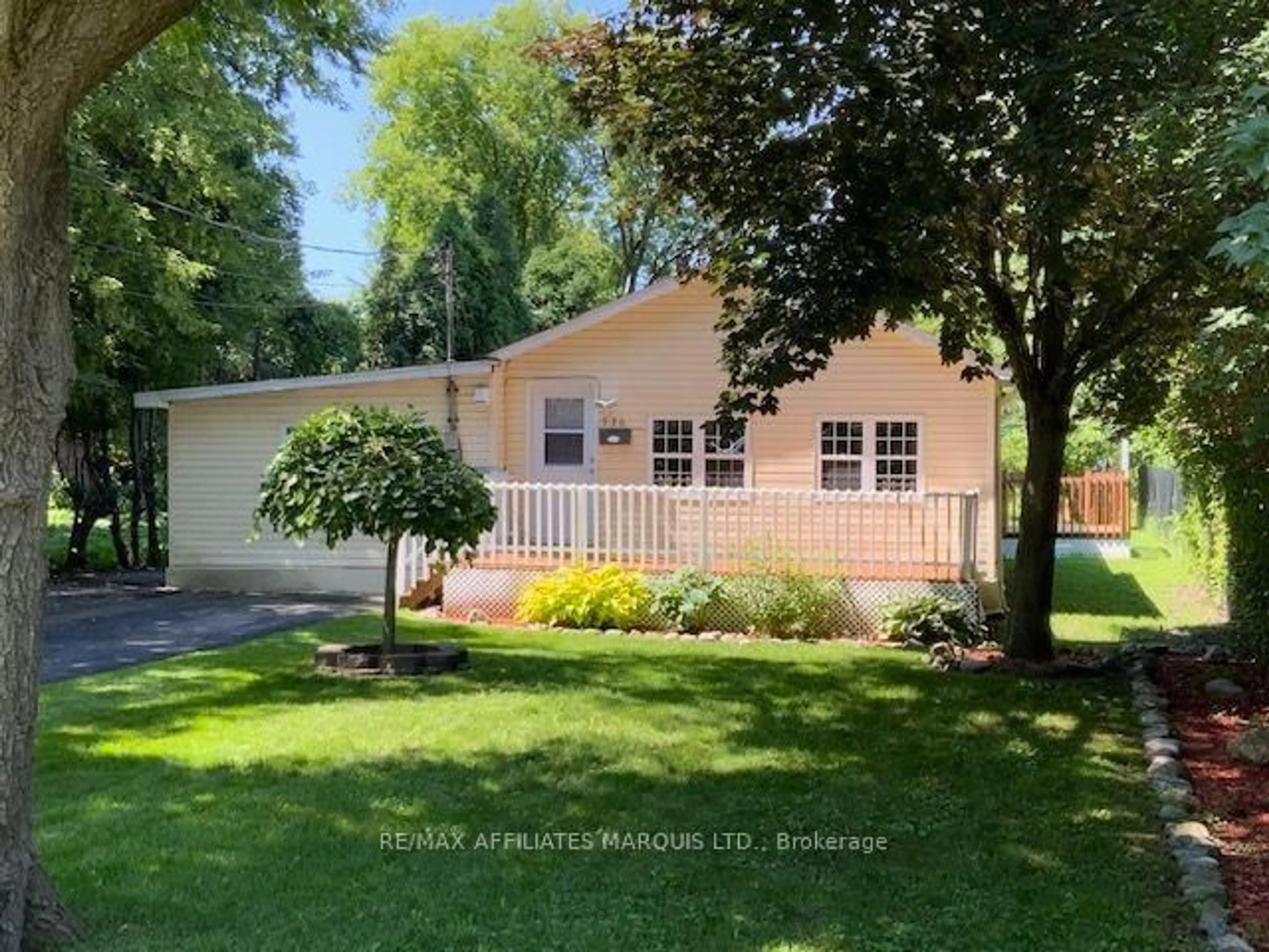 Home with vinyl exterior material, street for 936 GLOUCESTER St, Cornwall Ontario K6H 3W5
