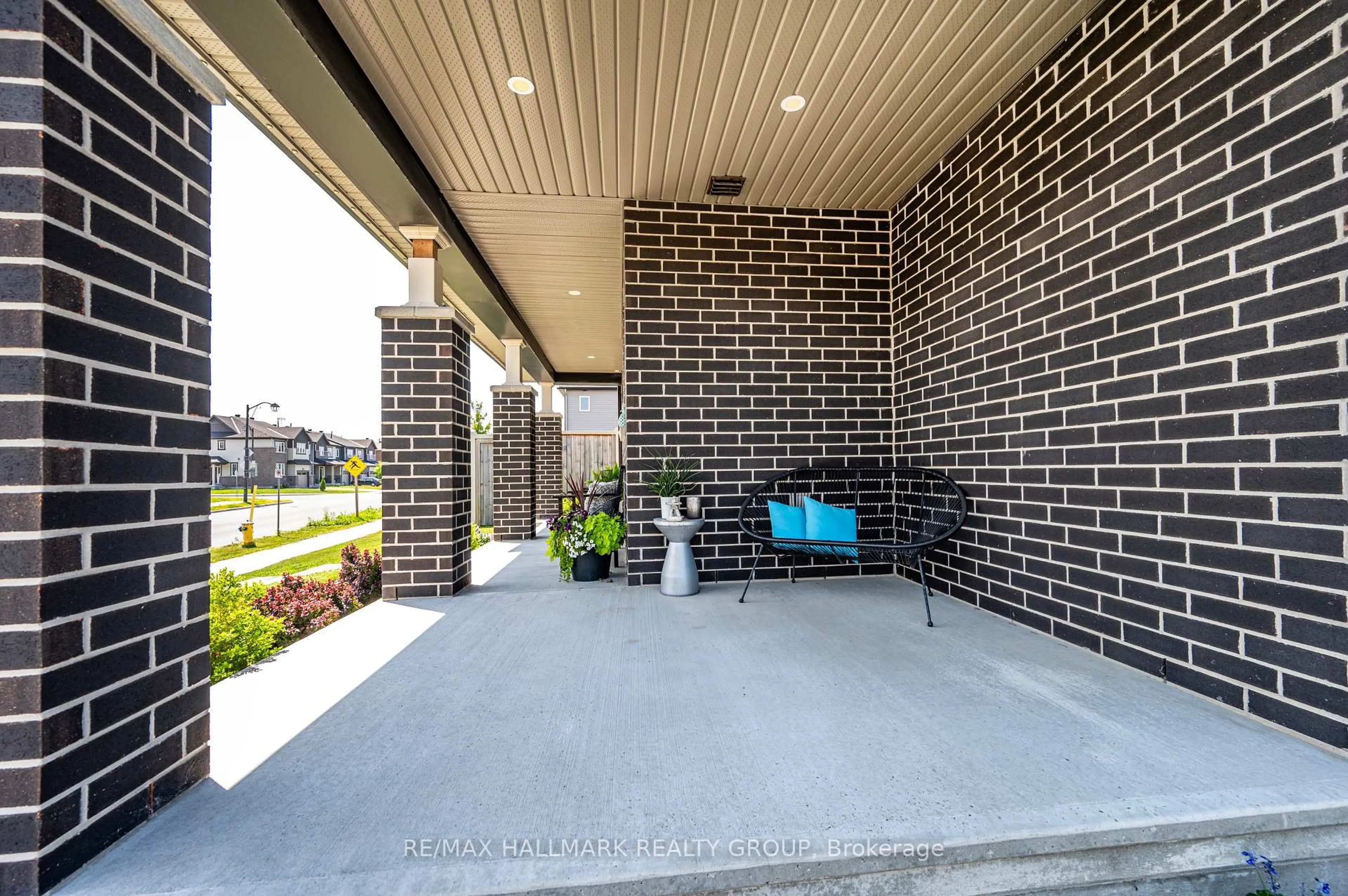 Patio, street for 595 Decoeur Dr, Ottawa Ontario K4A 1G9