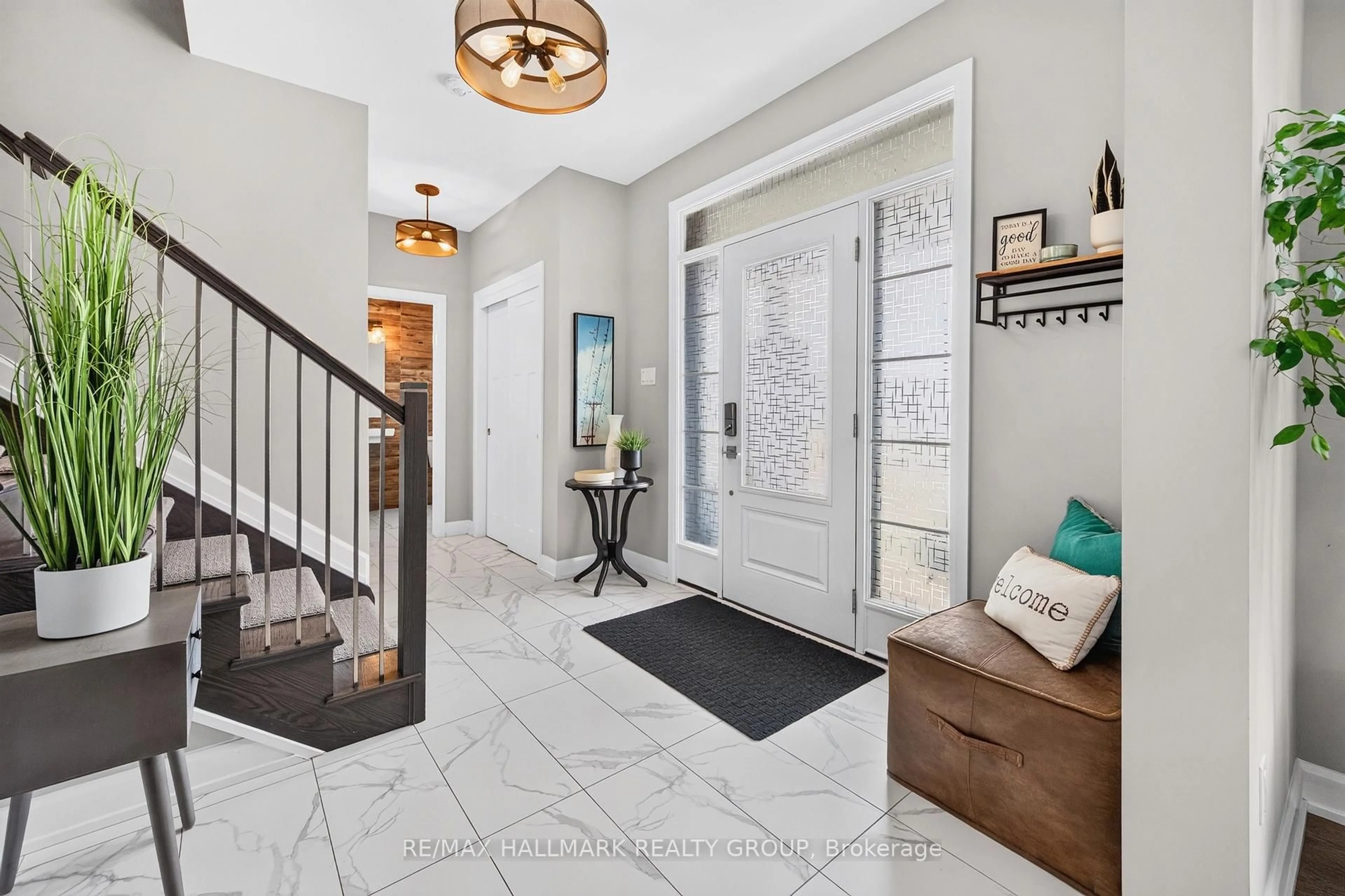 Indoor entryway for 595 Decoeur Dr, Ottawa Ontario K4A 1G9