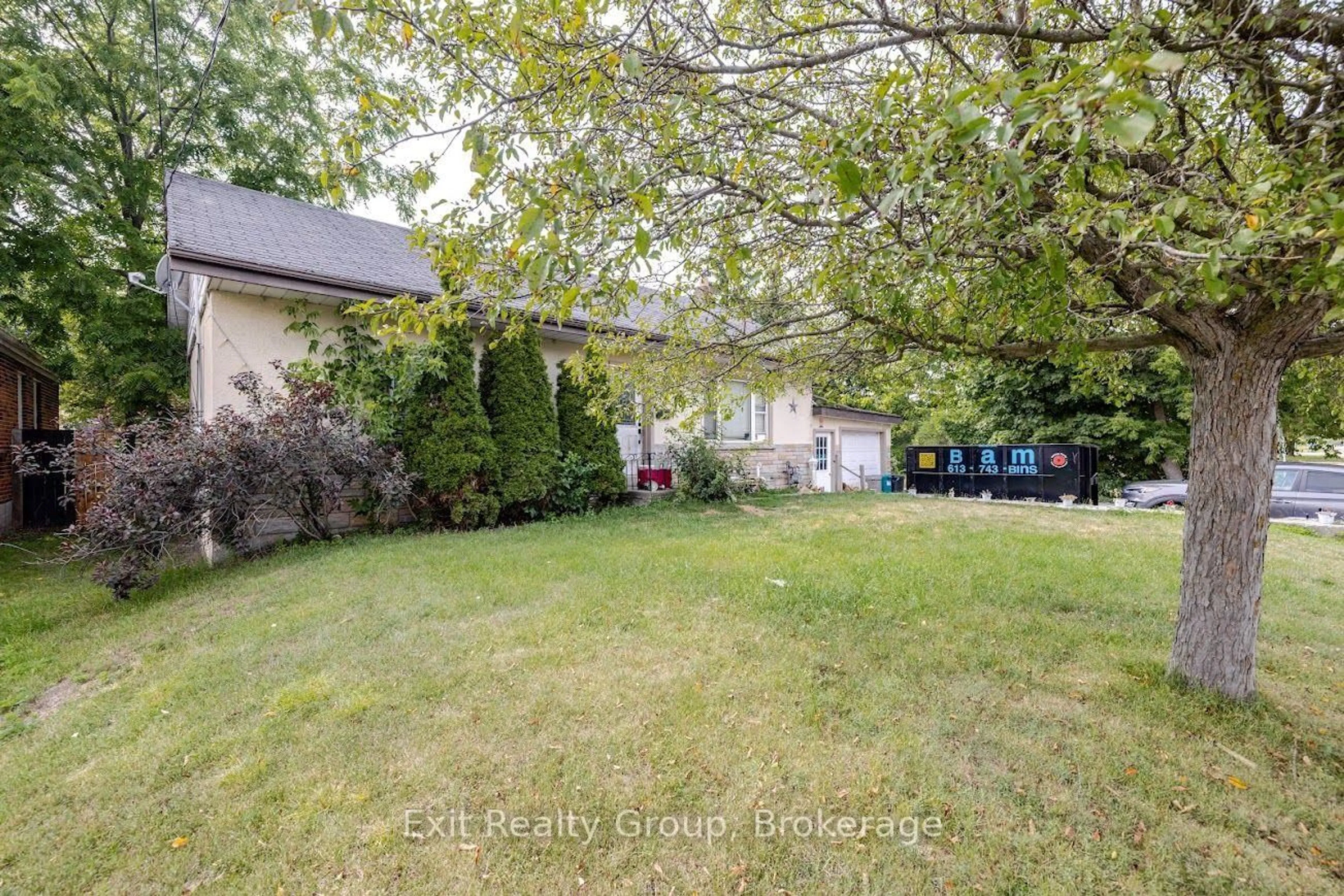 A pic from outside/outdoor area/front of a property/back of a property/a pic from drone, street for 52 North Park St, Belleville Ontario K8P 2Y5