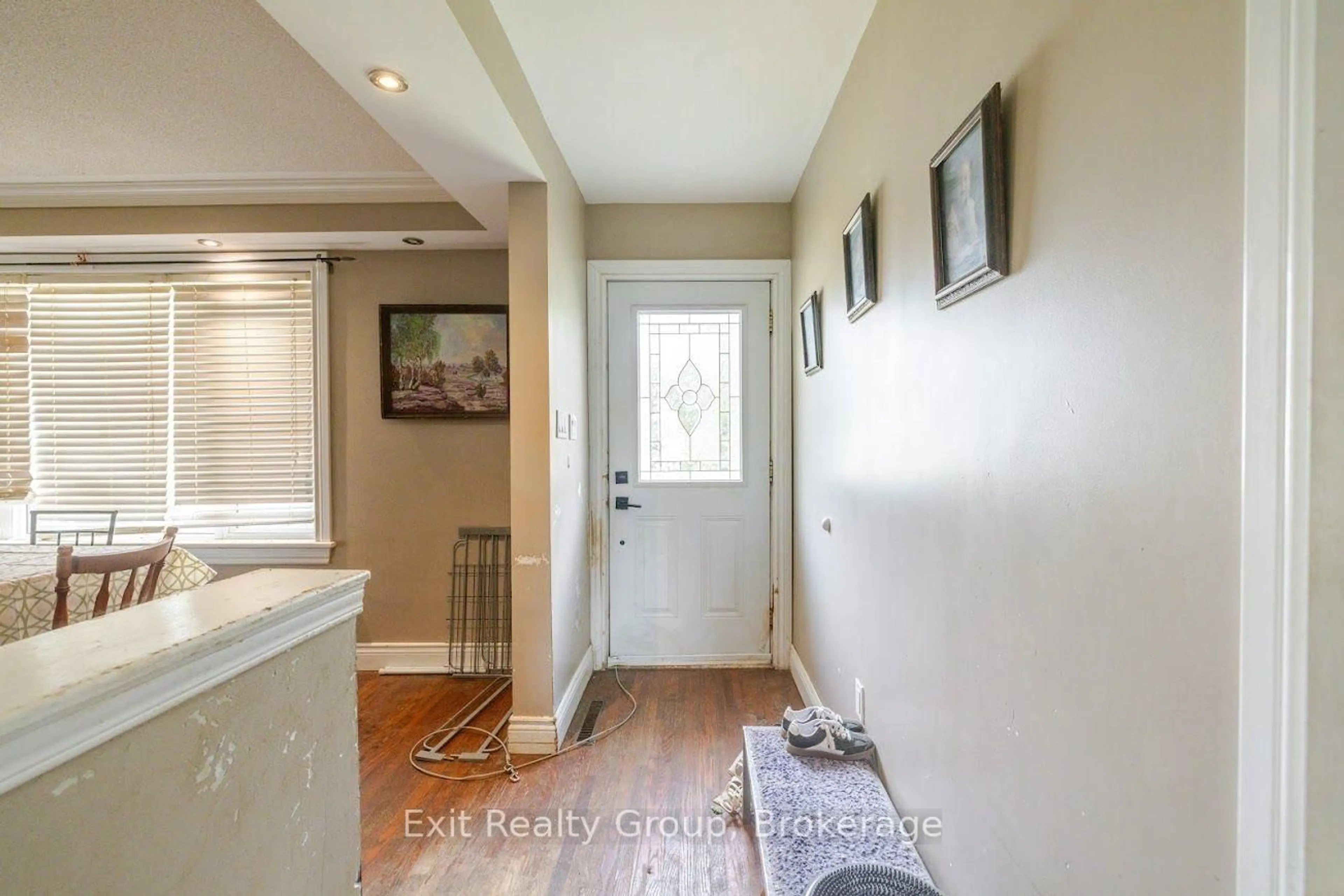 Indoor entryway for 52 North Park St, Belleville Ontario K8P 2Y5