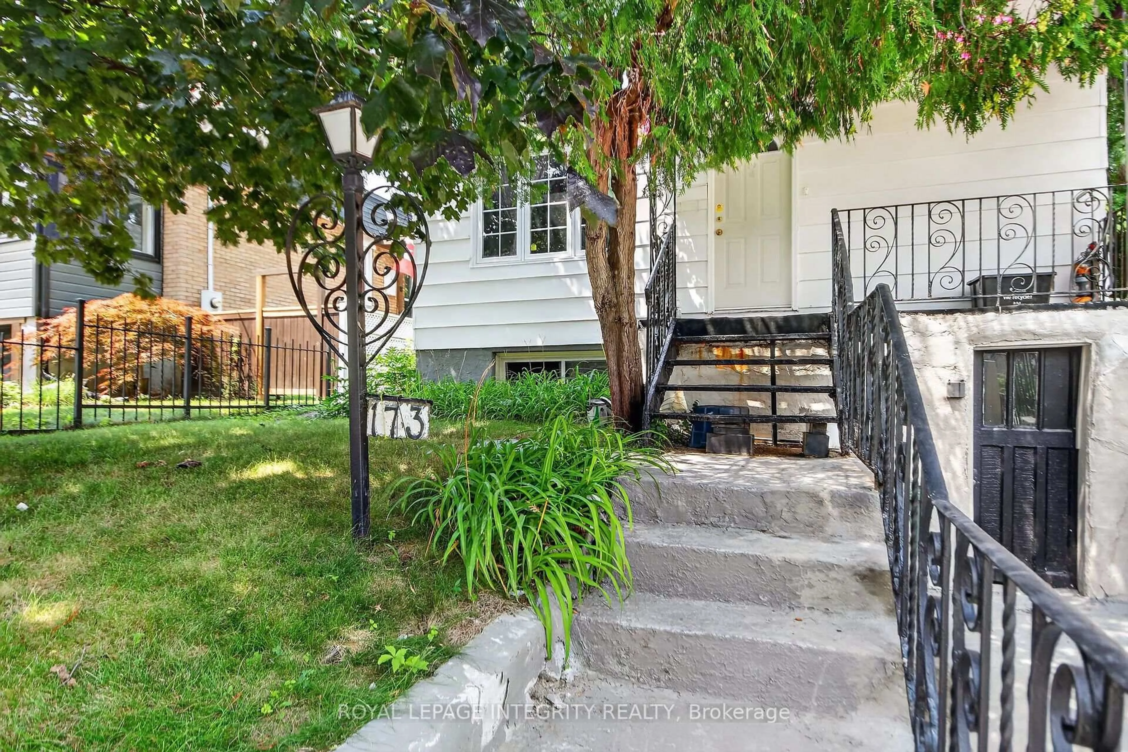 Patio, street for 173 Genest St, Ottawa Ontario K1L 7Y8