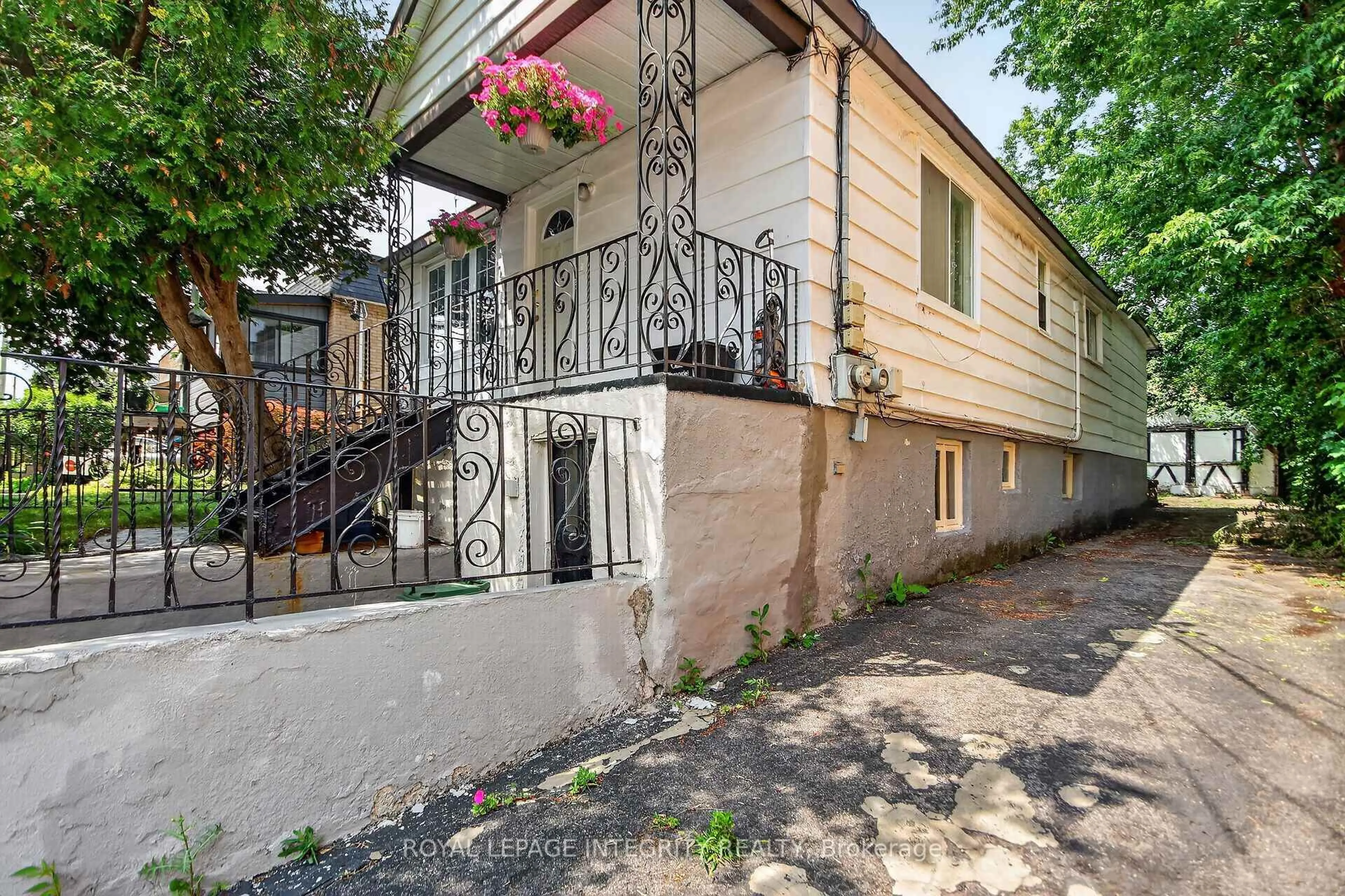 Patio, street for 173 Genest St, Ottawa Ontario K1L 7Y8