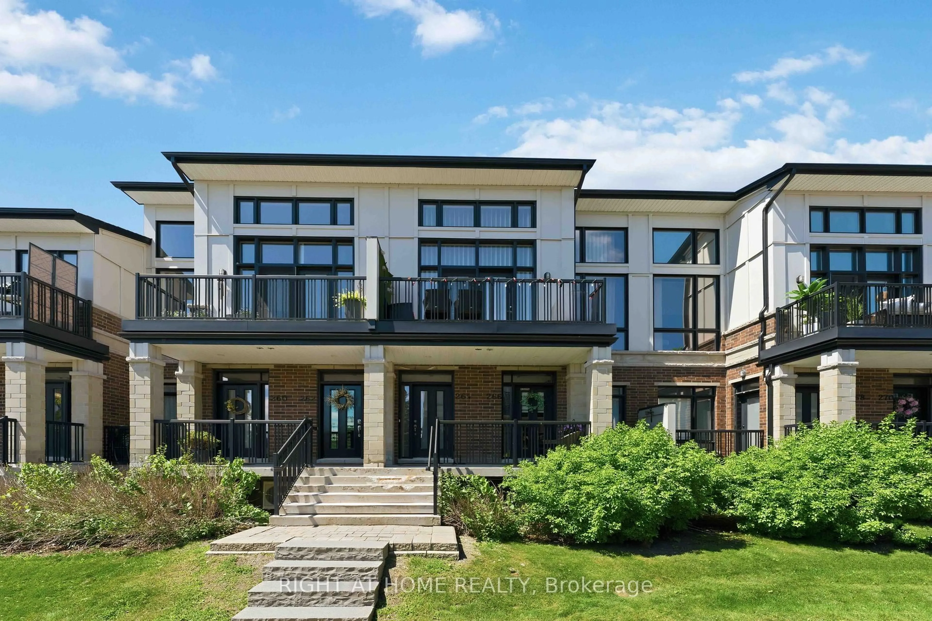A pic from outside/outdoor area/front of a property/back of a property/a pic from drone, building for 264 Pembina Private #98, Ottawa Ontario K4M 0G7