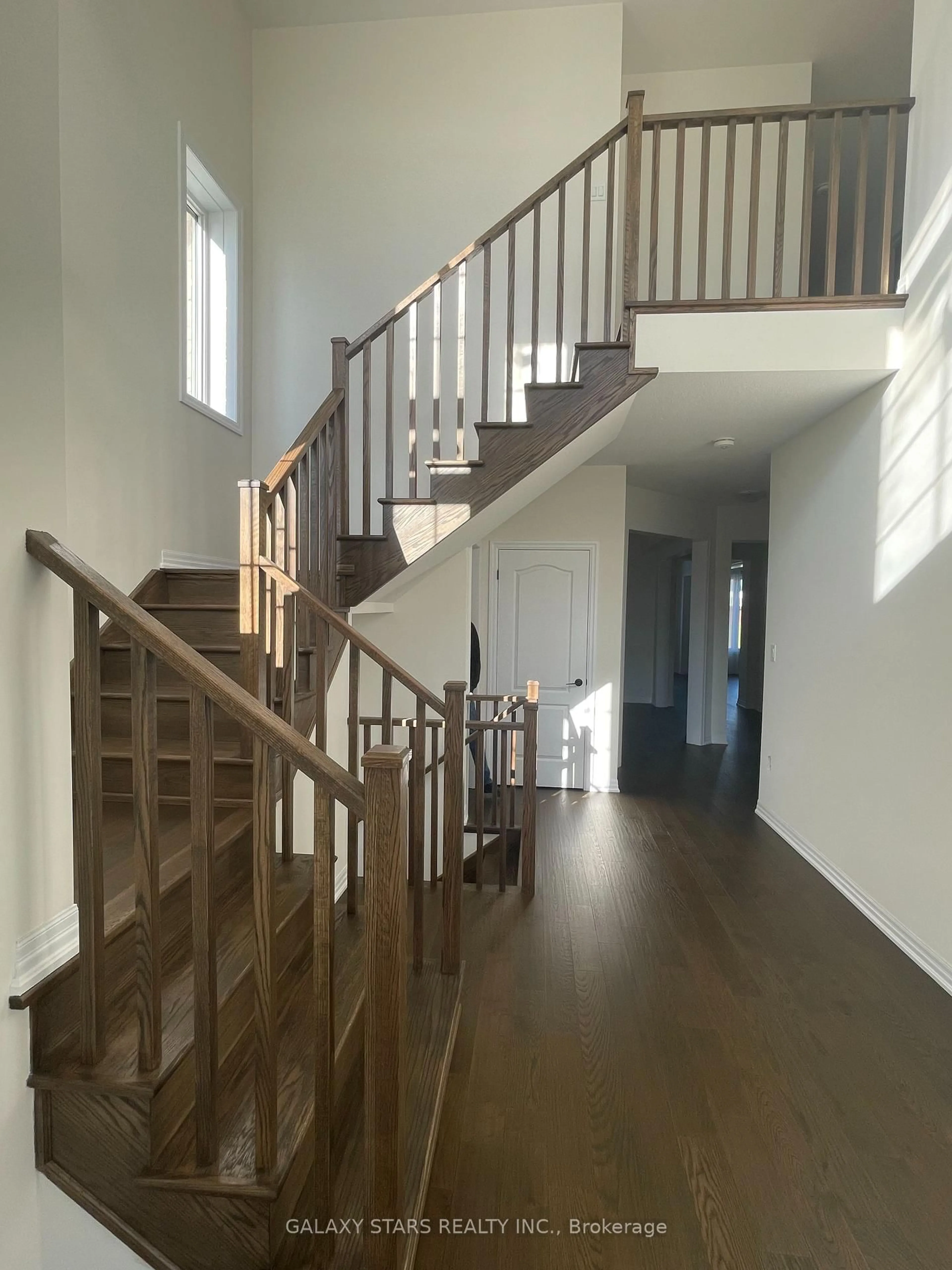 Indoor foyer for 40 Dobson St, Kawartha Lakes Ontario K9V 0P9