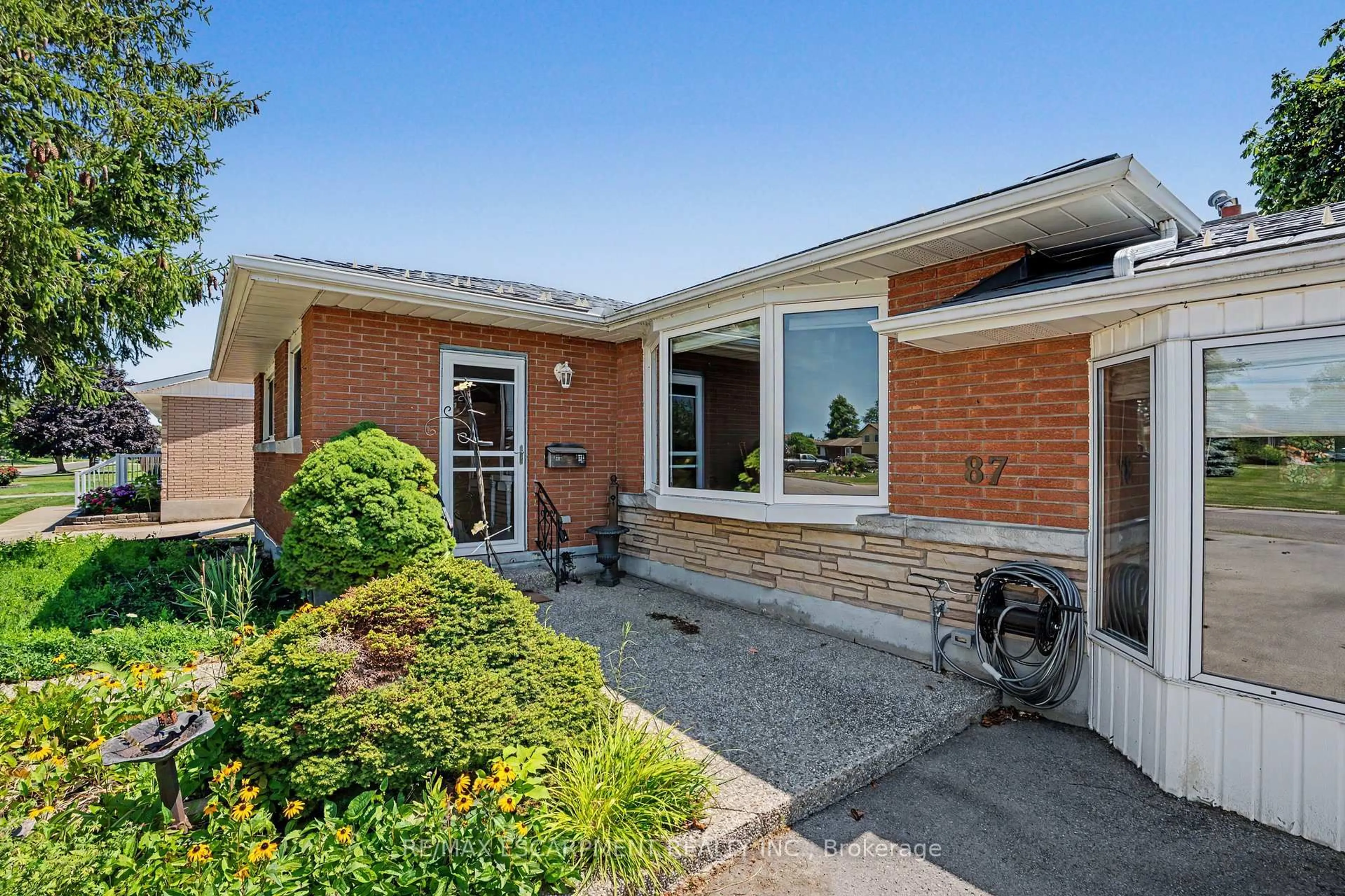 Home with brick exterior material, street for 87 Mcdonald Ave, Thorold Ontario L2V 3E8