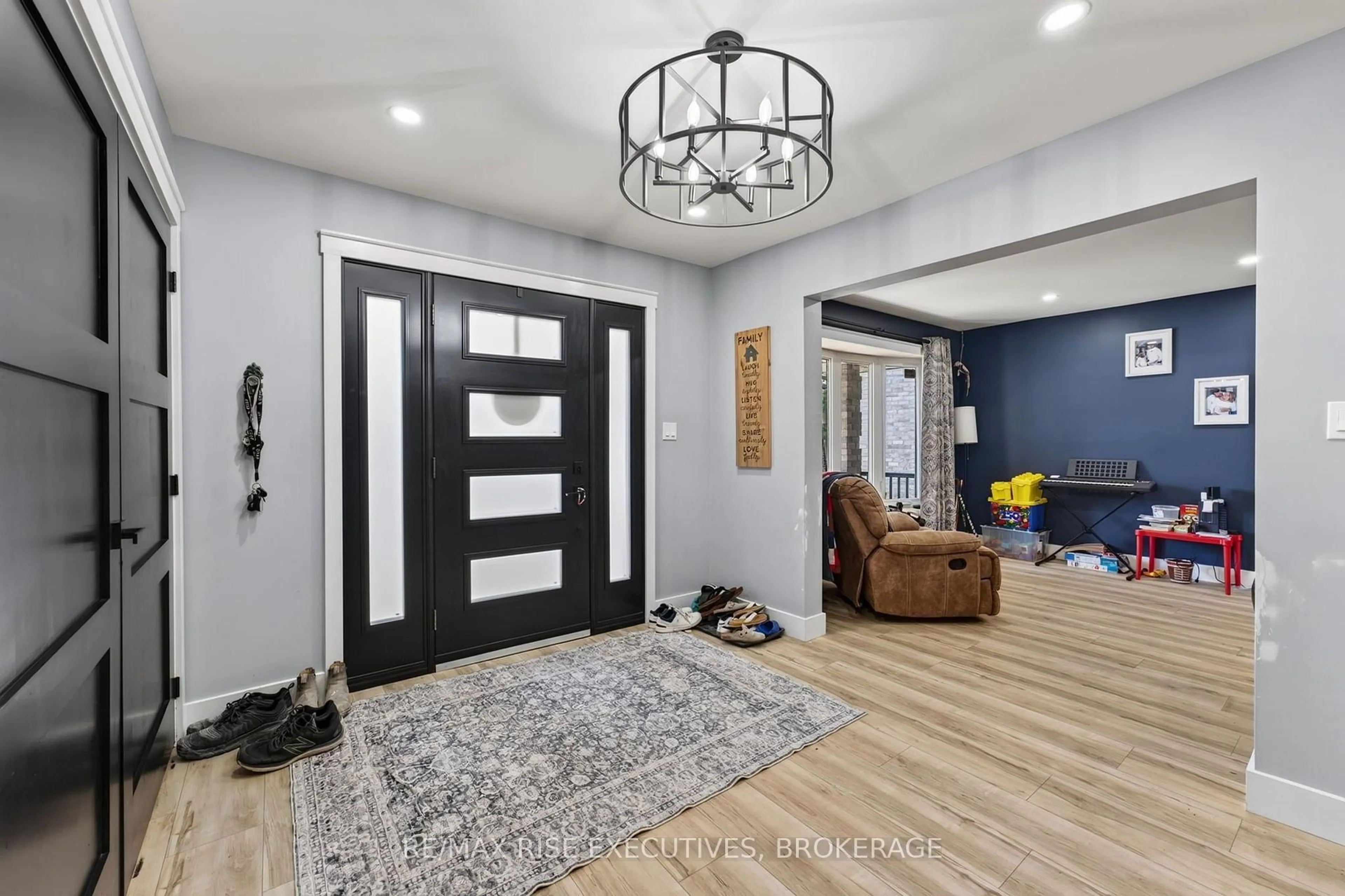 Indoor entryway for 617 Rivermeade Ave, Kingston Ontario K7M 7Z5