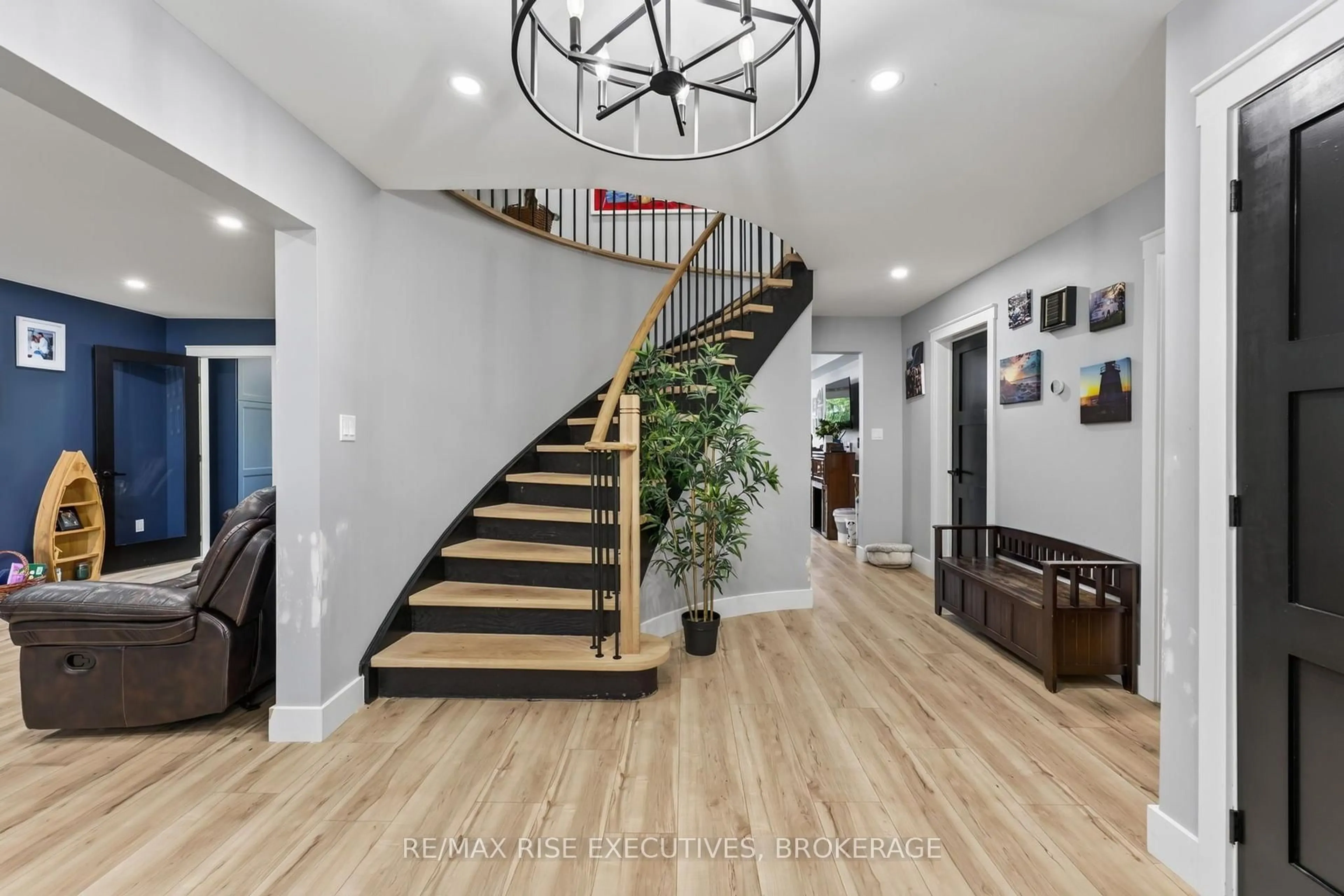 Indoor entryway for 617 Rivermeade Ave, Kingston Ontario K7M 7Z5