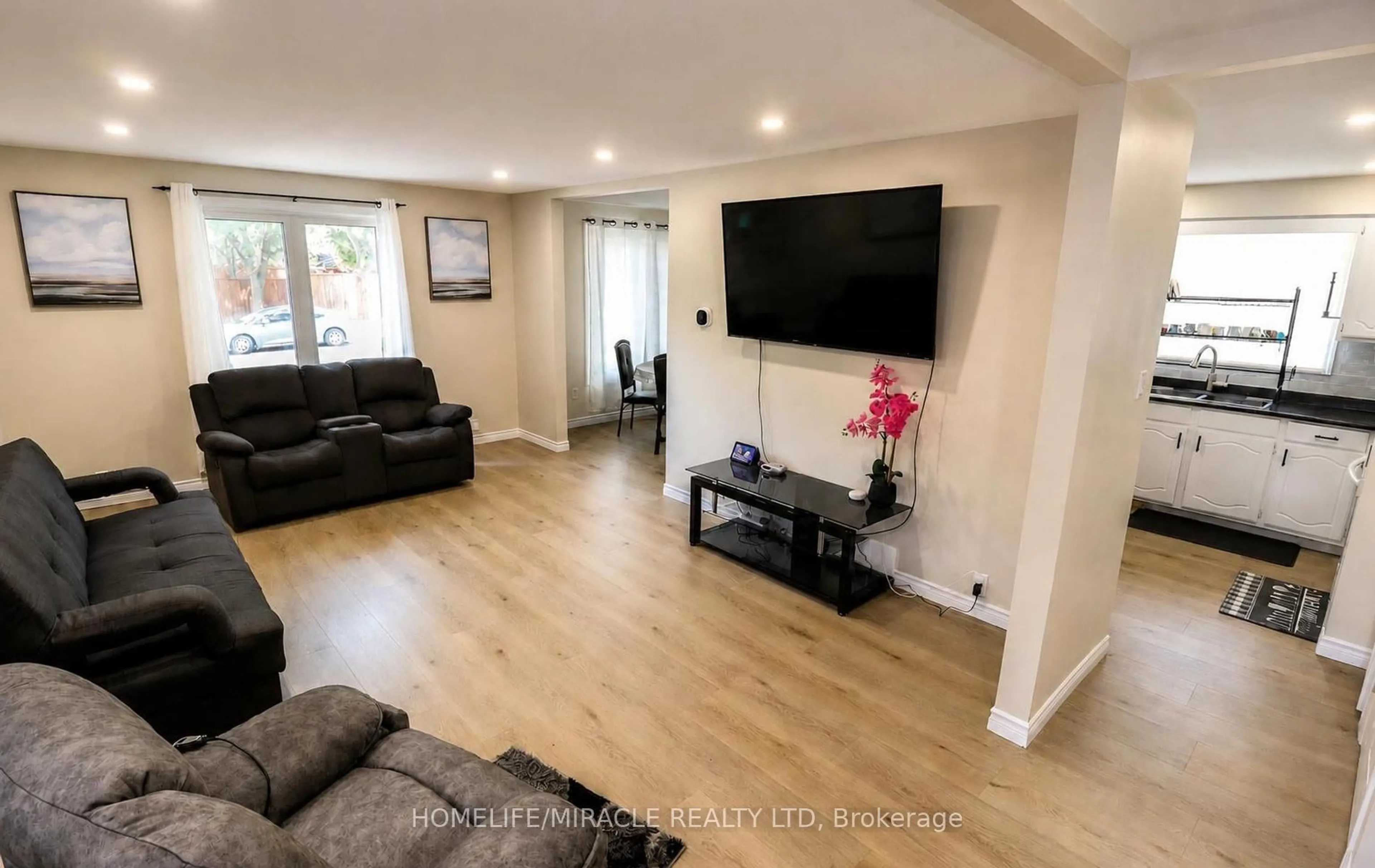 Living room with furniture, unknown for 365 Blue Forest Dr, London North Ontario N6G 3K1