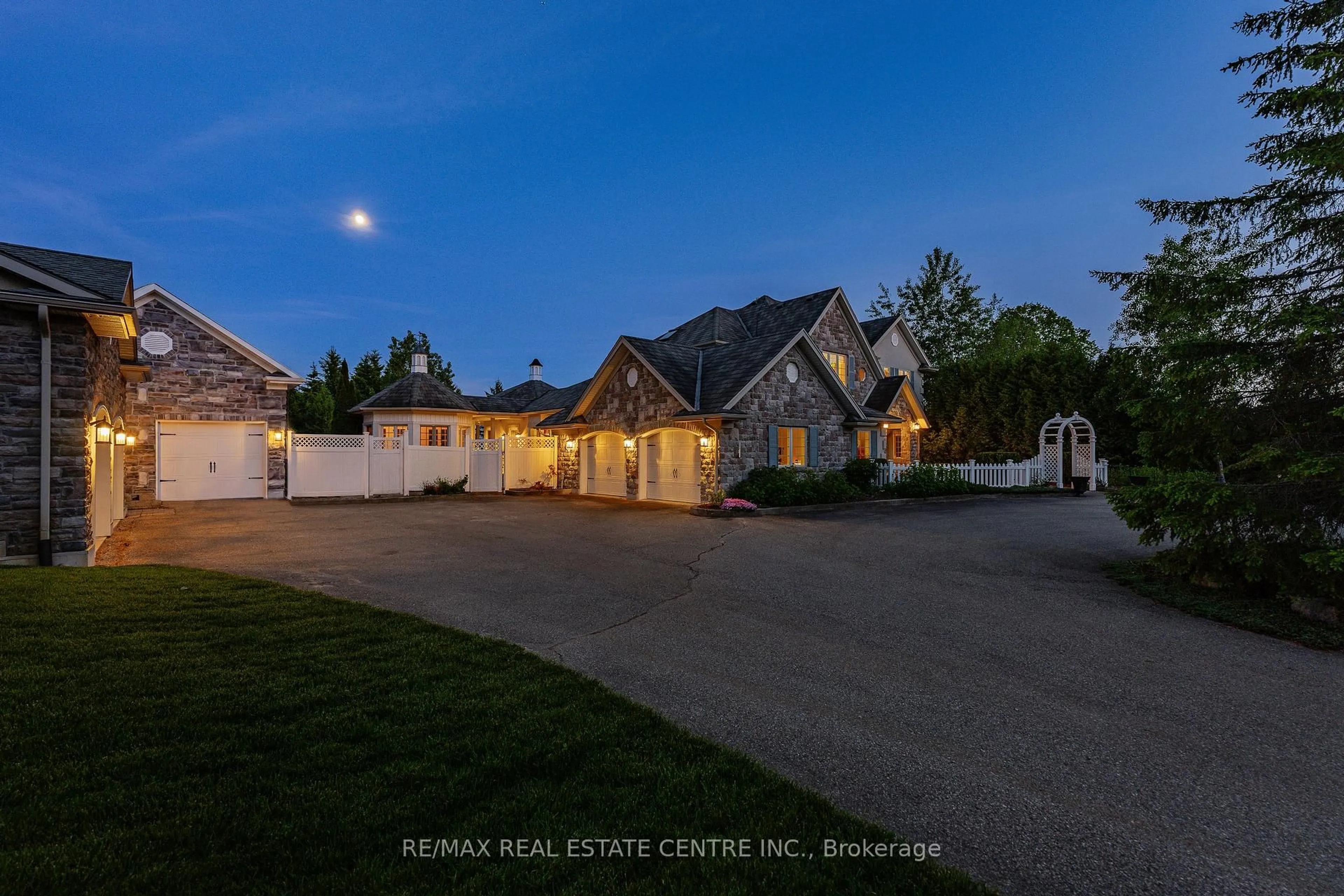 A pic from outside/outdoor area/front of a property/back of a property/a pic from drone, street for 6805 CONCESSION 2, Puslinch Ontario N3C 2V4