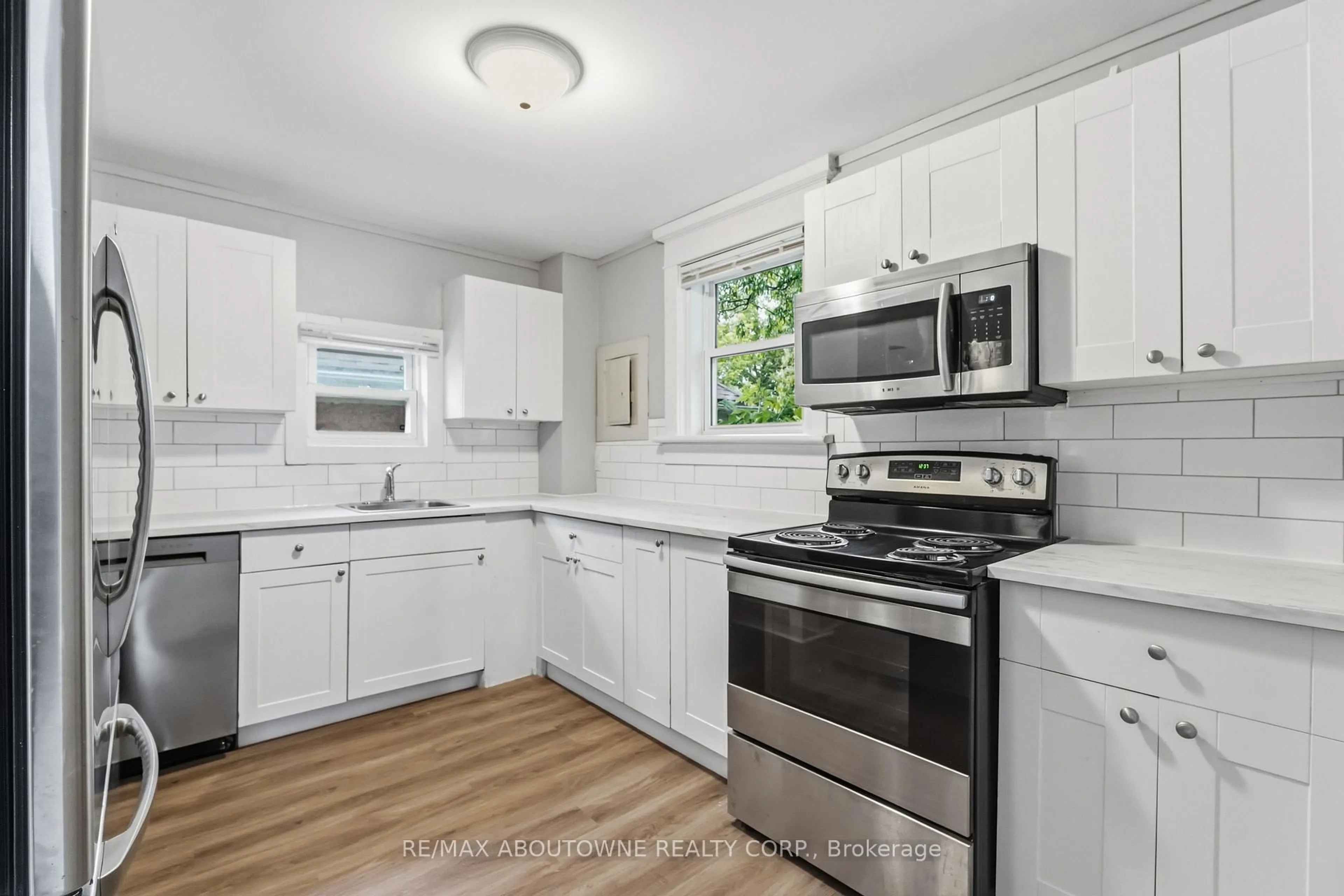 Standard kitchen, ceramic/tile floor for 107 Lake St, St. Catharines Ontario L2R 5X7