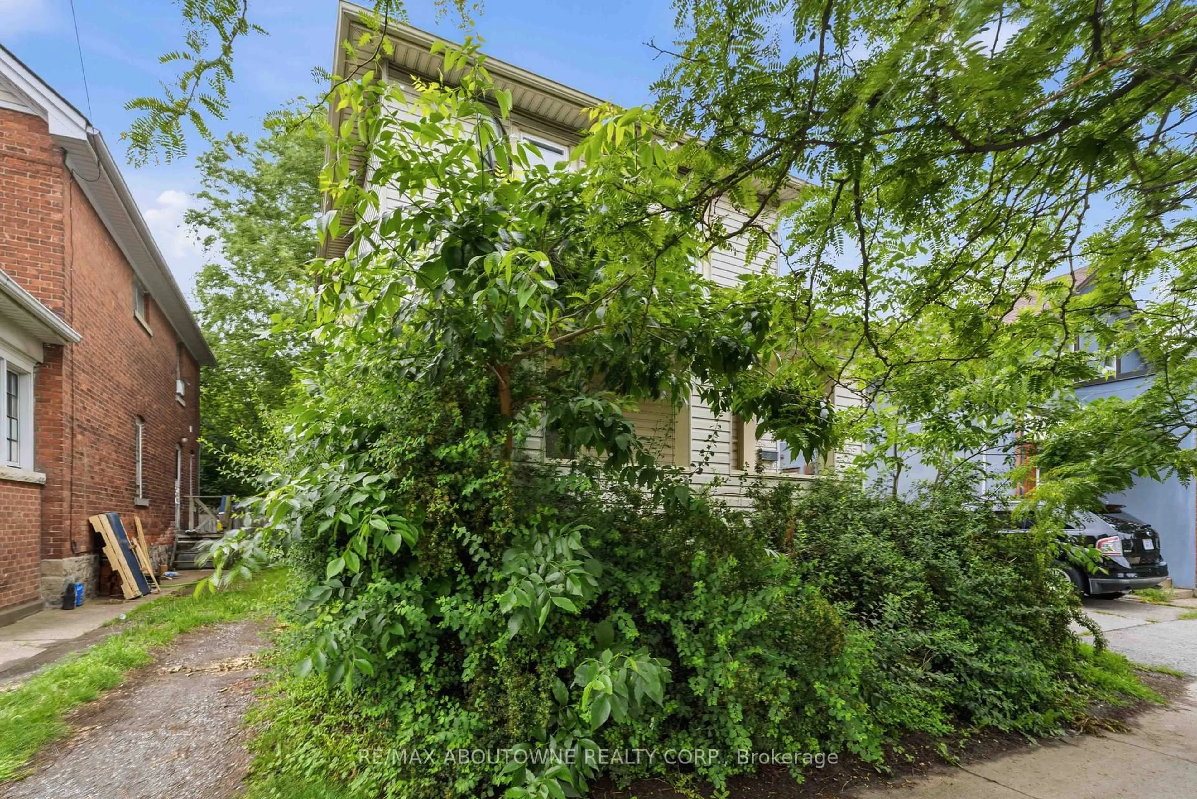 A pic from outside/outdoor area/front of a property/back of a property/a pic from drone, unknown for 107 Lake St, St. Catharines Ontario L2R 5X7