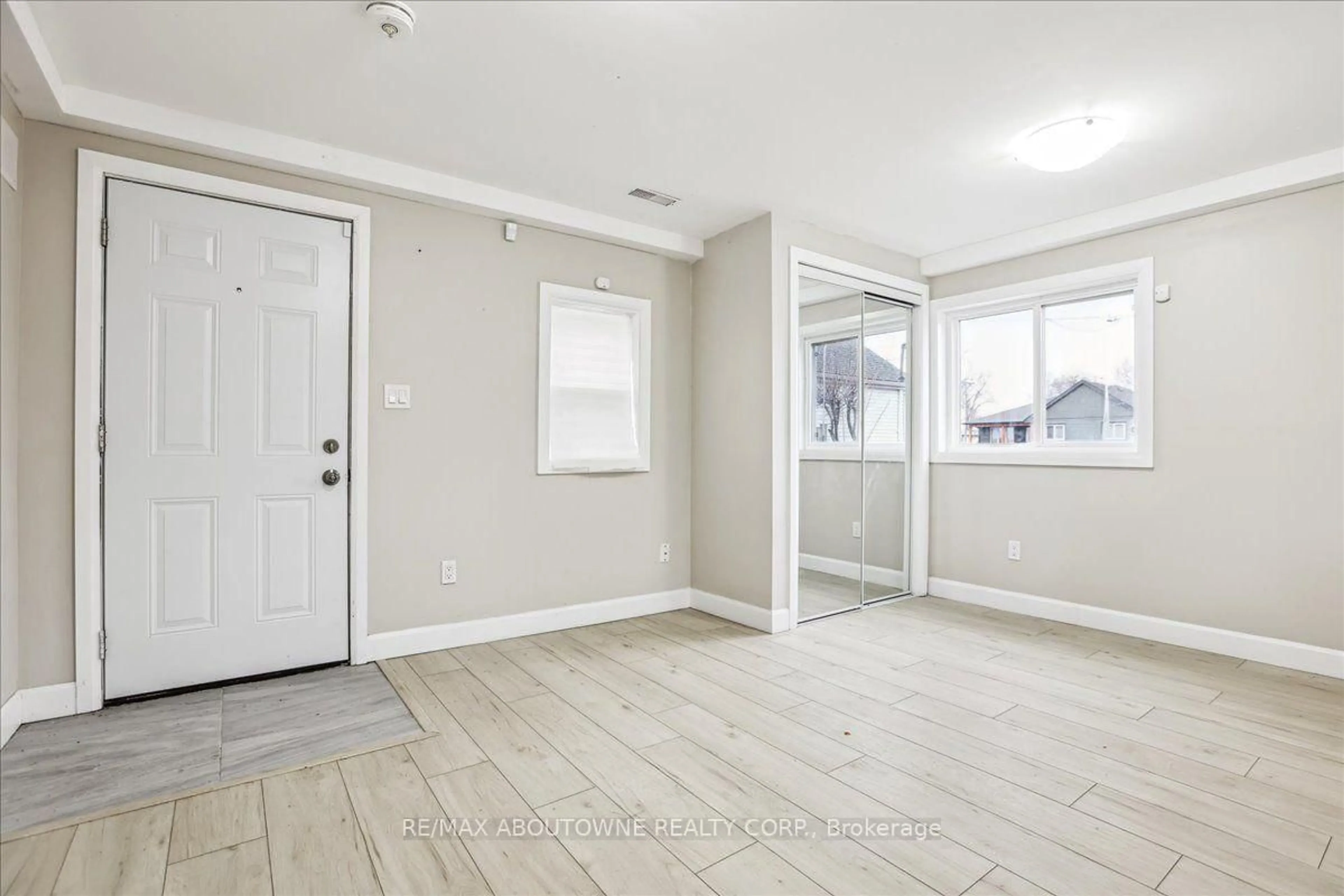 A pic of a room for 19 Bailey St, St. Catharines Ontario L2S 1J3