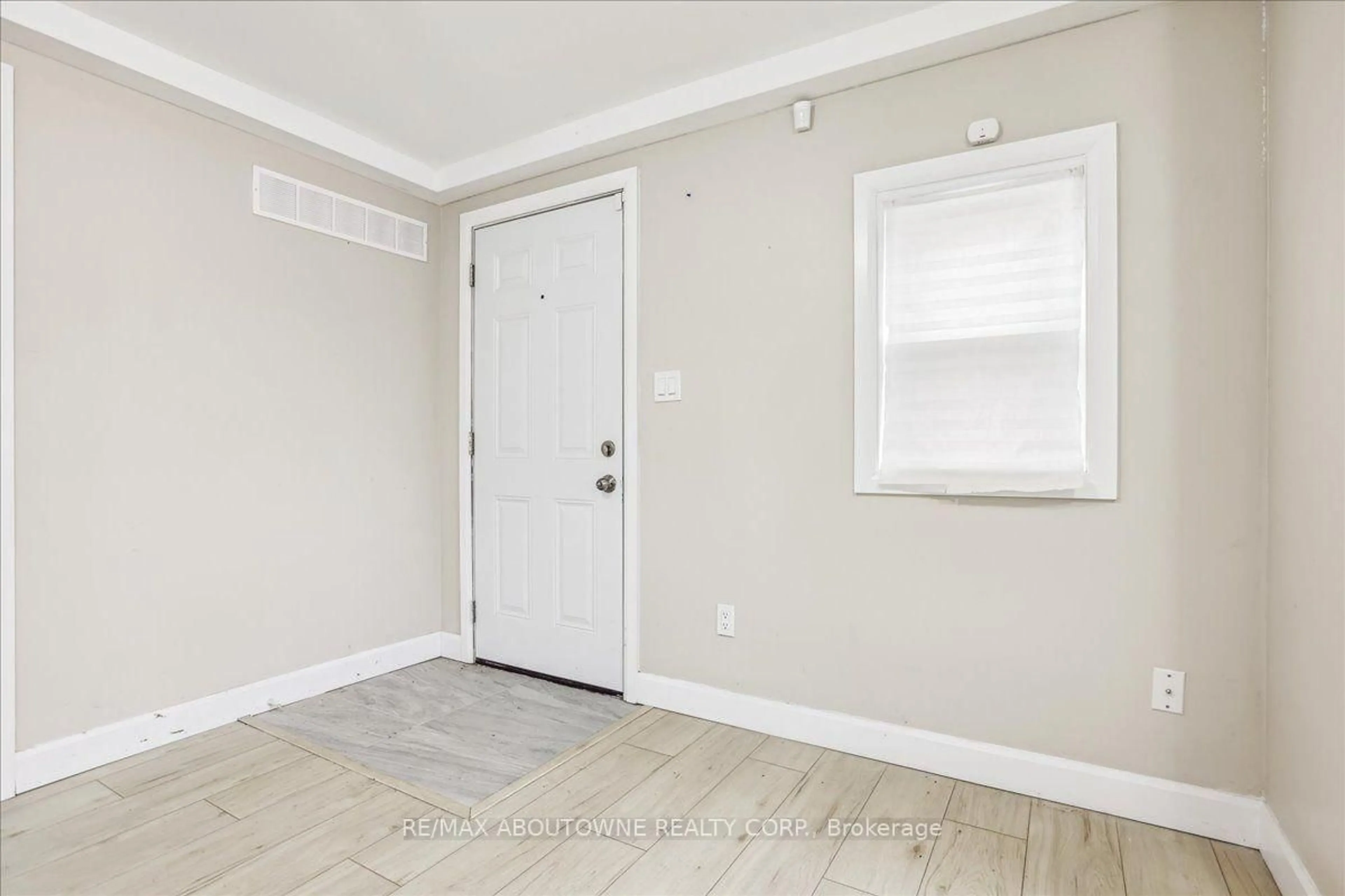 A pic of a room for 19 Bailey St, St. Catharines Ontario L2S 1J3