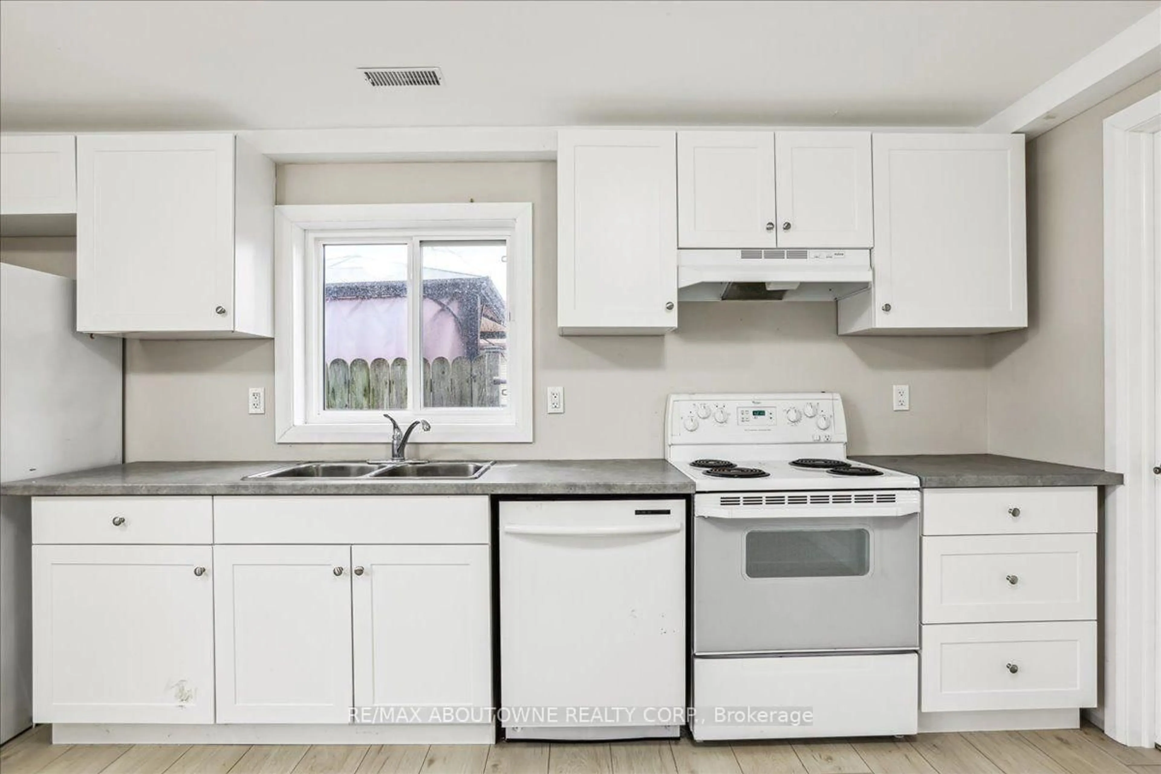 Standard kitchen, unknown for 19 Bailey St, St. Catharines Ontario L2S 1J3