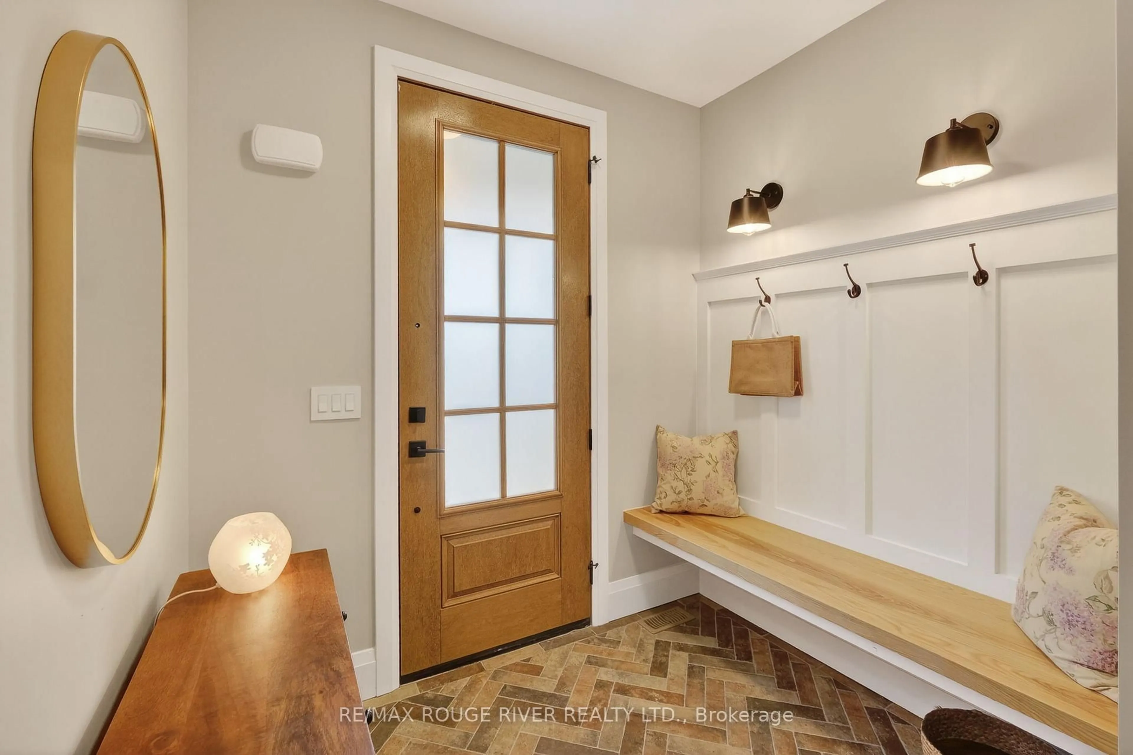 Indoor entryway for 4 - 1000 D'Arcy St, Cobourg Ontario K9A 4K9