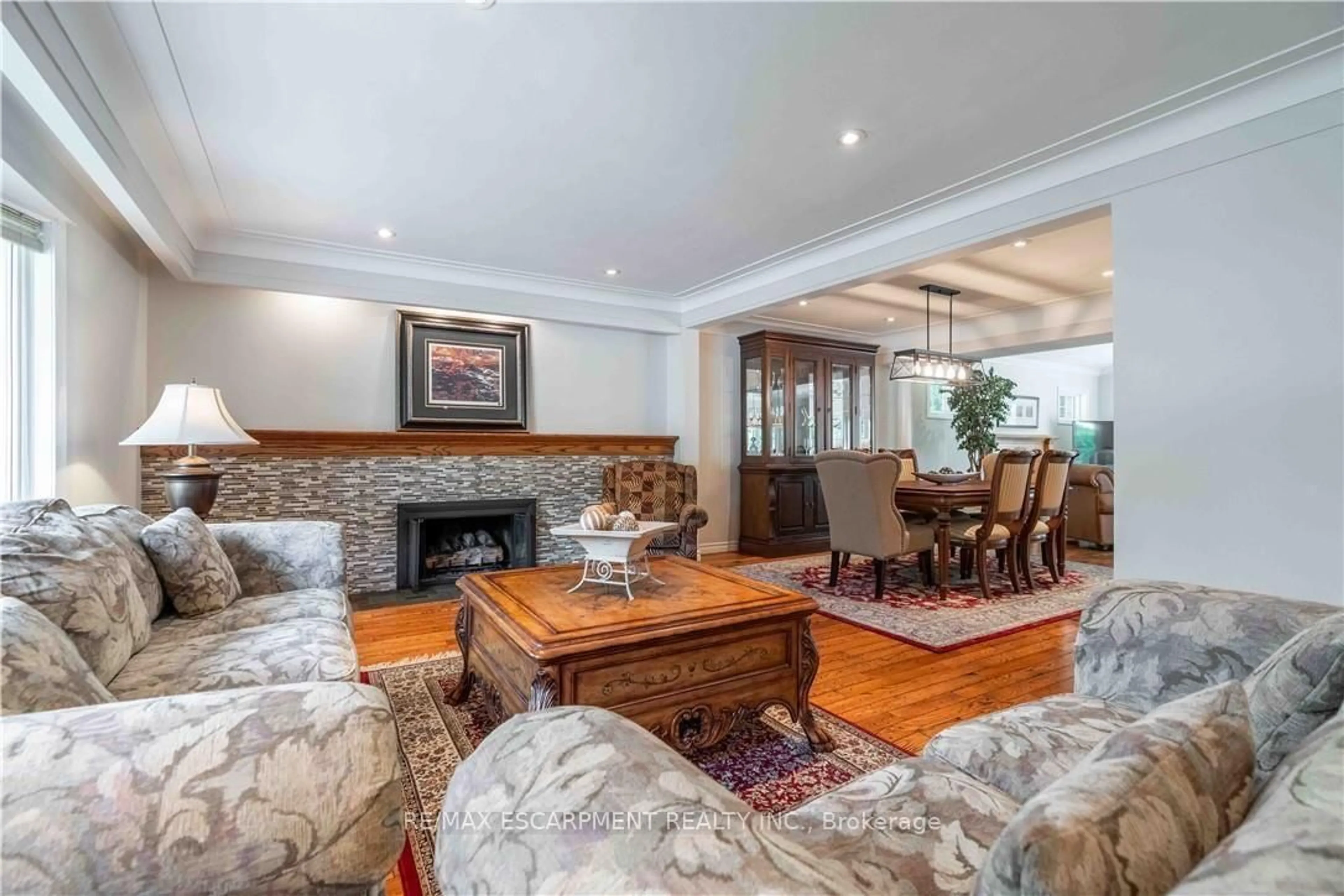 Living room with furniture, unknown for 138 Judith Cres, Hamilton Ontario L9G 1L5