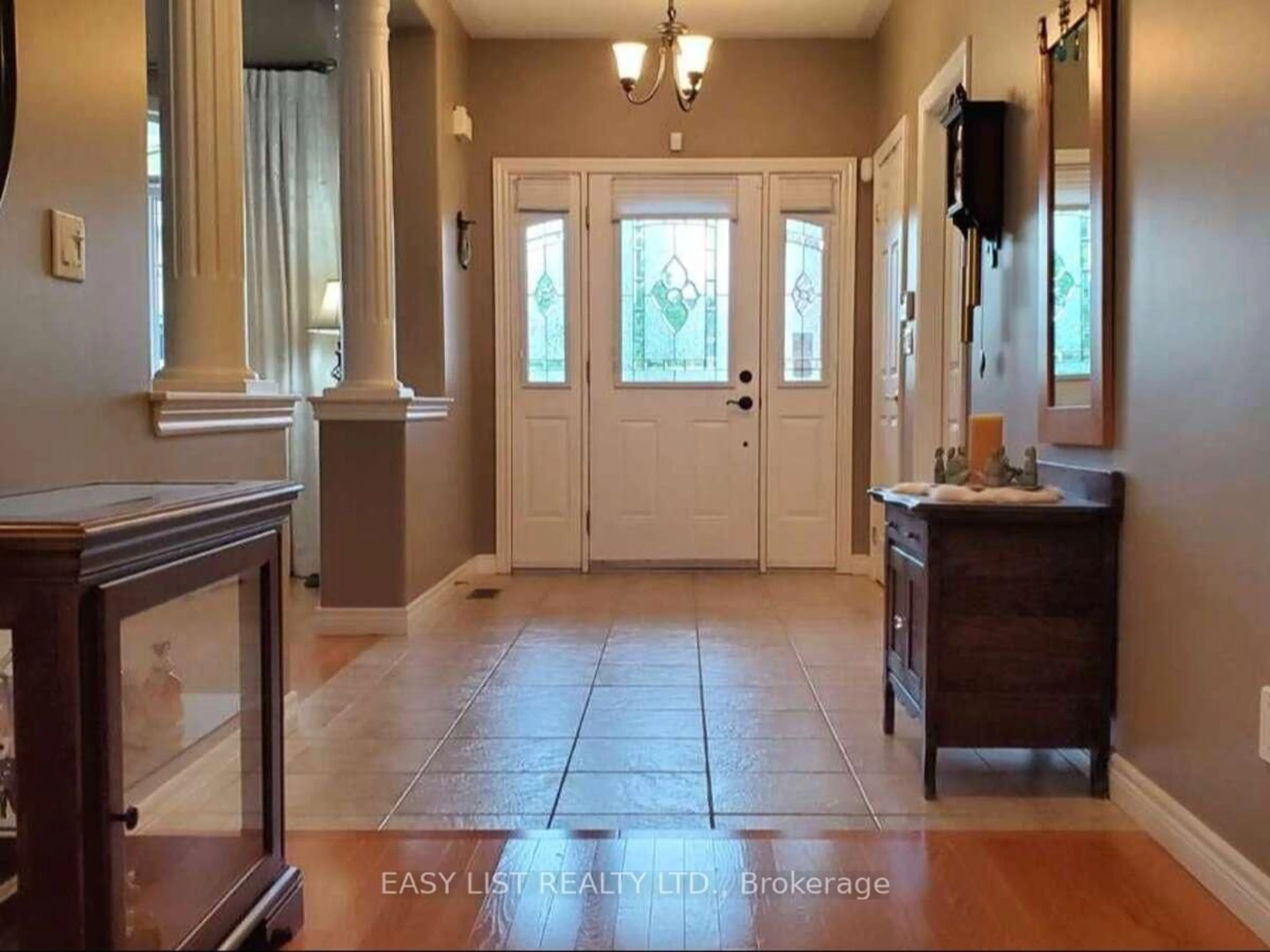 Indoor entryway for 305 O'connor Crt, Cobourg Ontario K9A 5X5