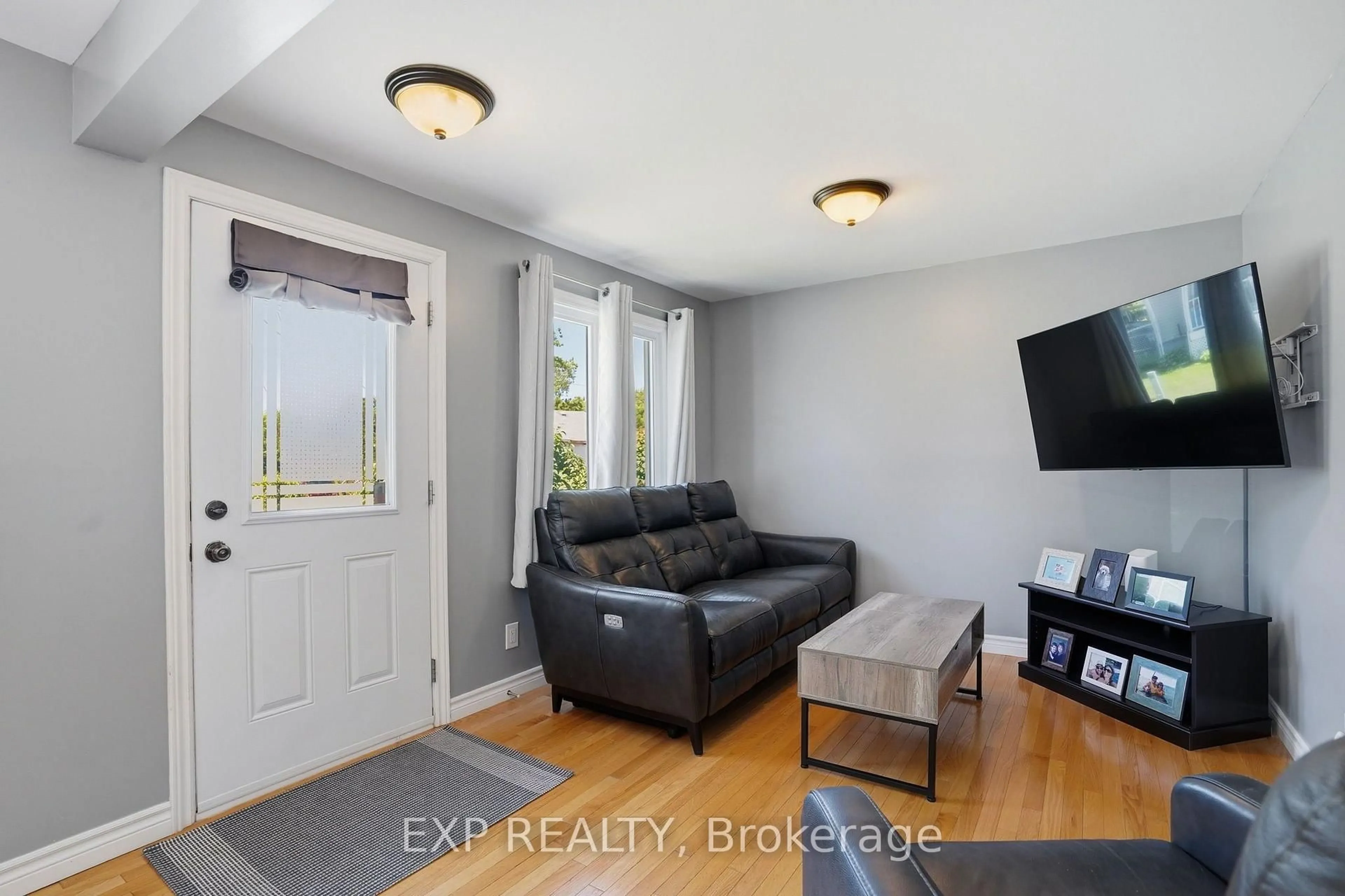 Living room with furniture, unknown for 599 Victor St, Clarence-Rockland Ontario K4K 1E5