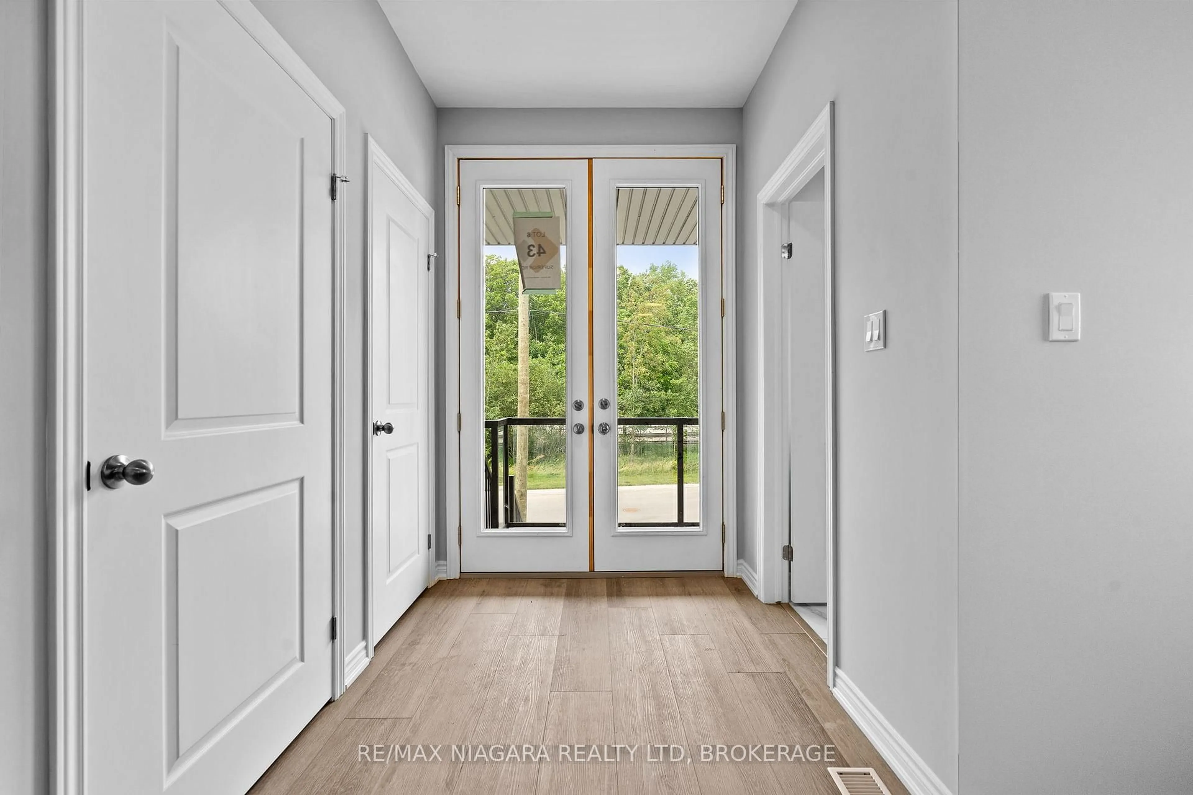 Indoor entryway for 39 Superior St, Welland Ontario L3B 3G3
