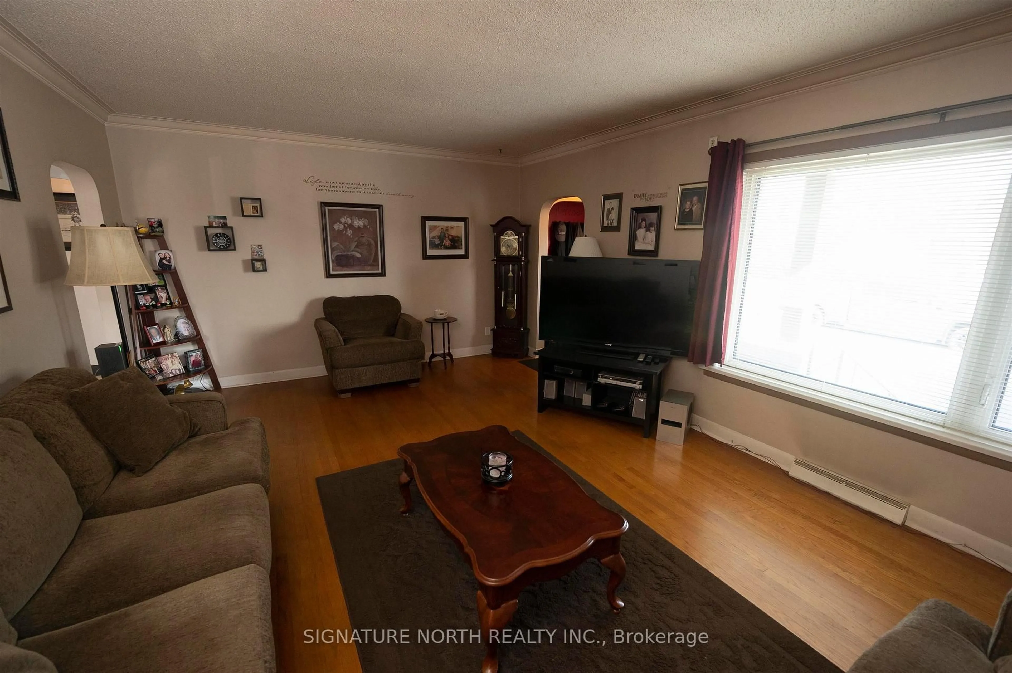 Living room with furniture, wood/laminate floor for 148 Brock Street East, Thunder Bay Ontario P7E 4H2