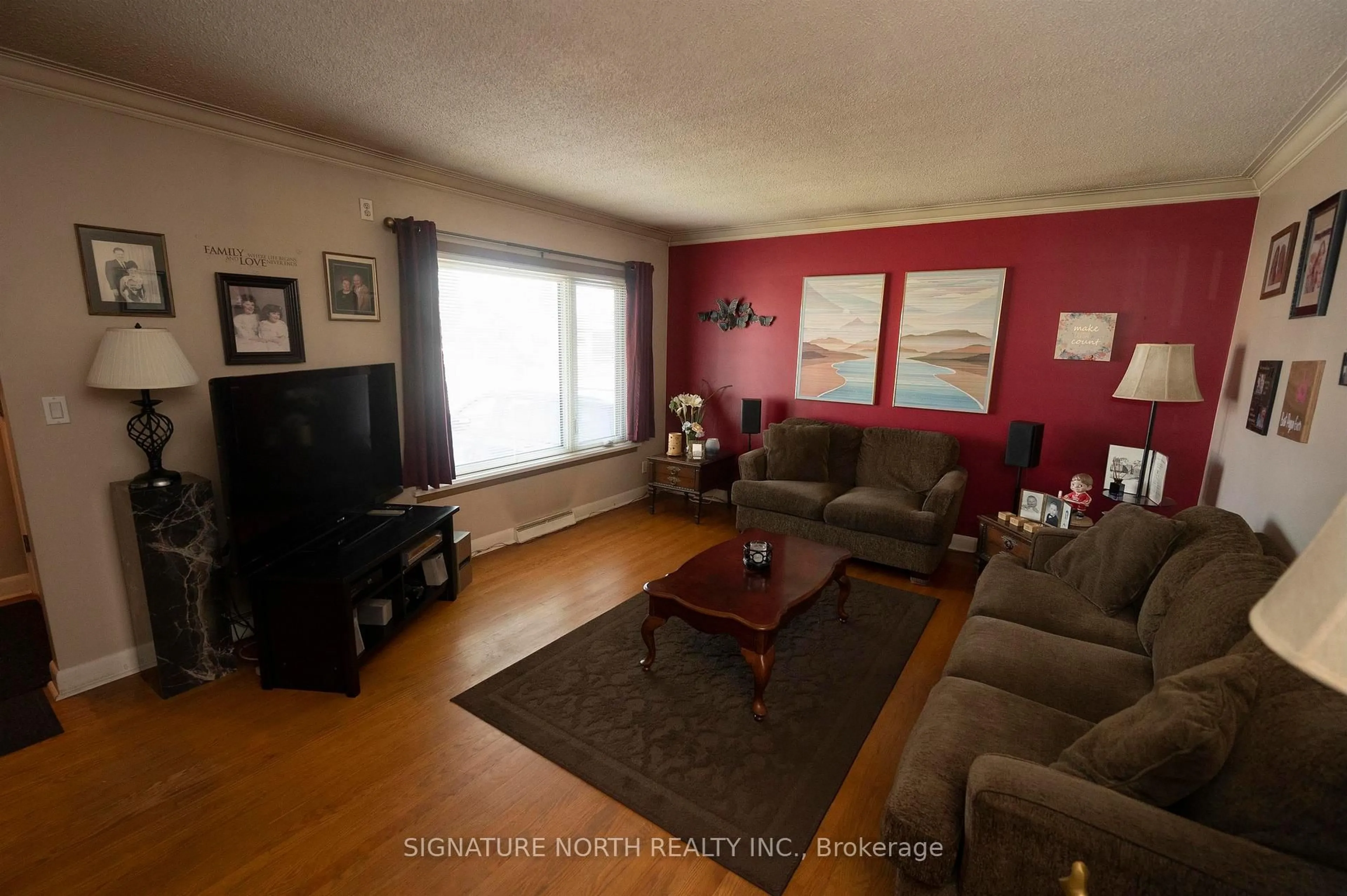 Living room with furniture, wood/laminate floor for 148 Brock Street East, Thunder Bay Ontario P7E 4H2