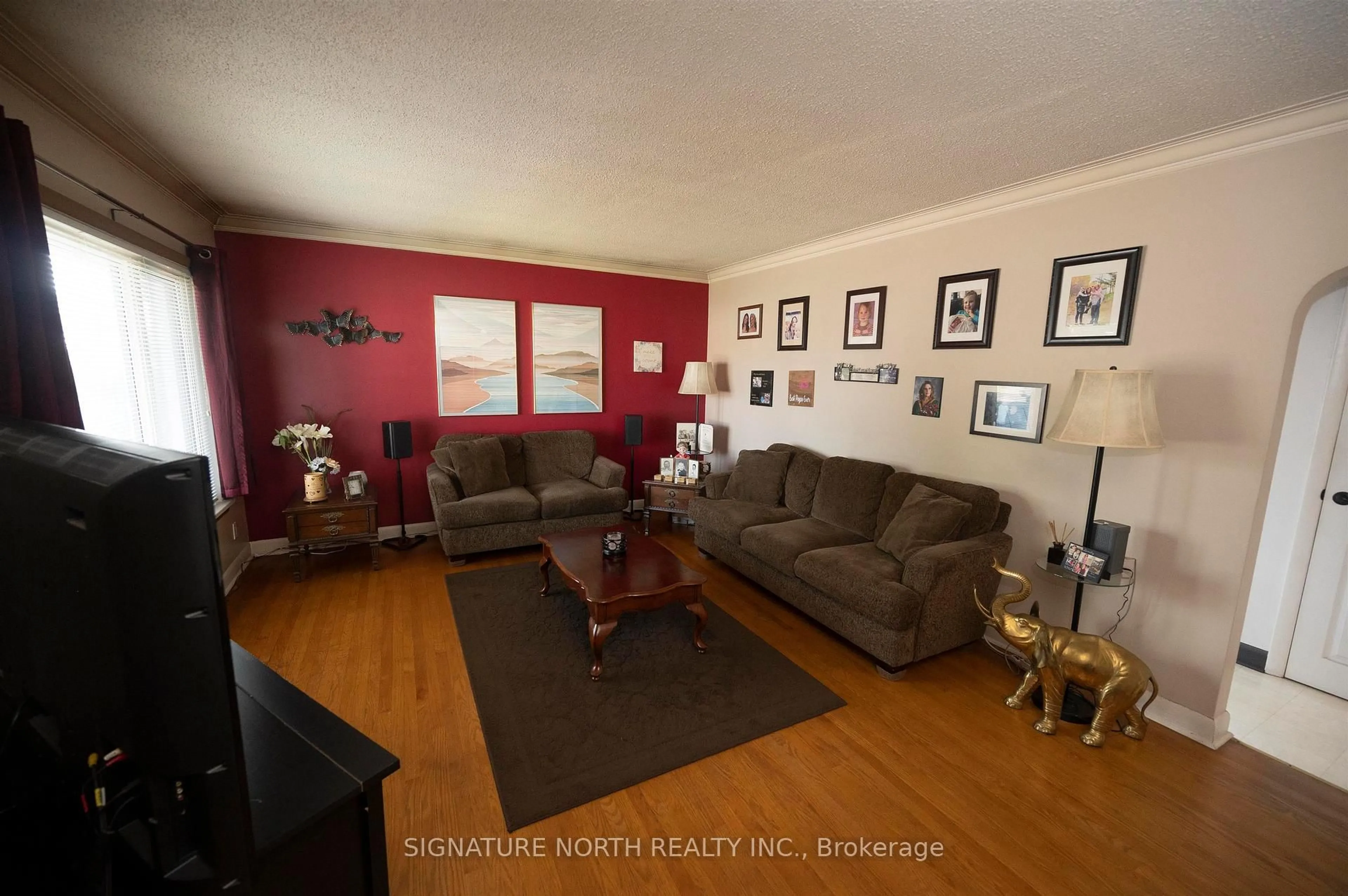 Living room with furniture, wood/laminate floor for 148 Brock Street East, Thunder Bay Ontario P7E 4H2