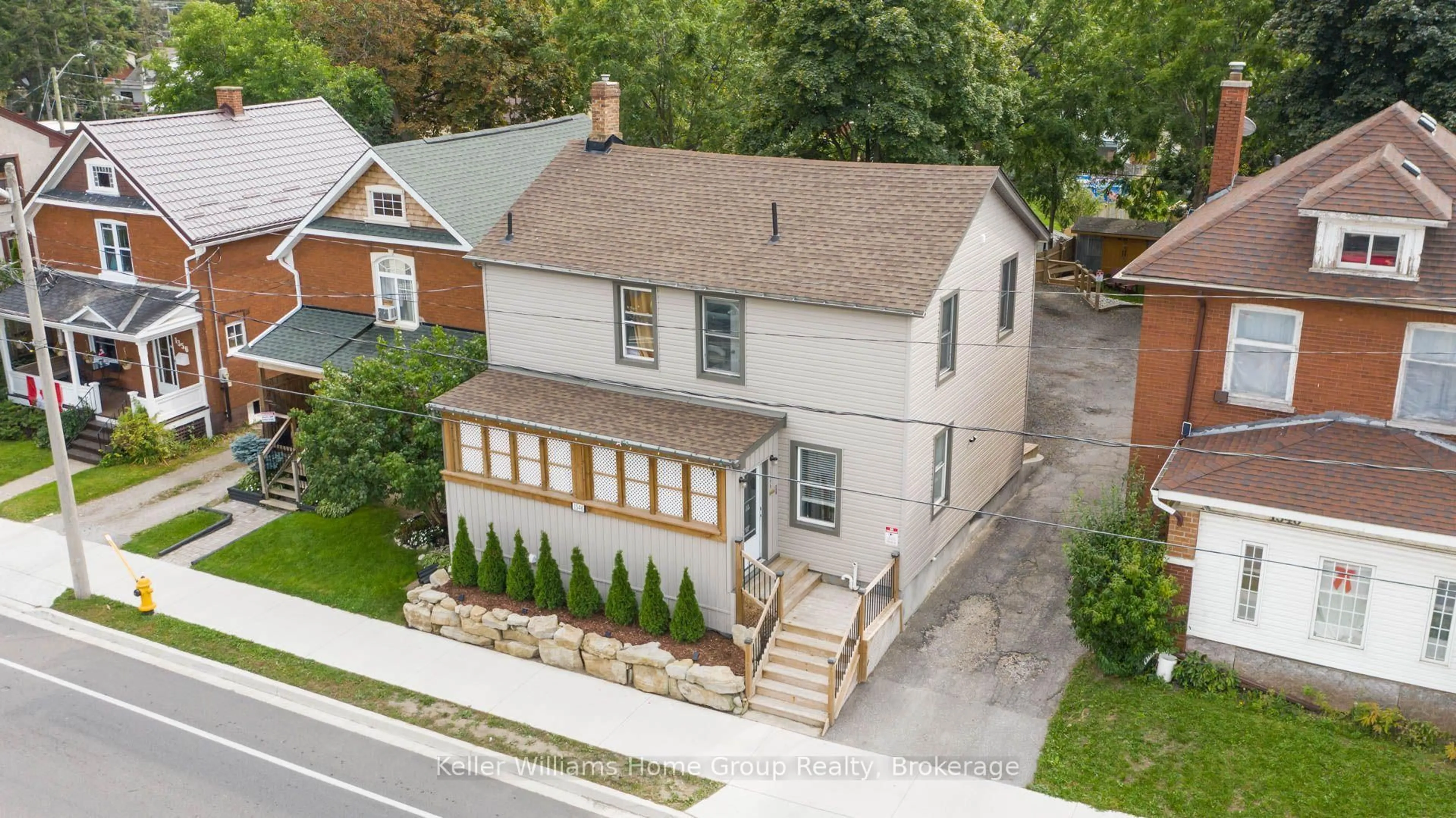 A pic from outside/outdoor area/front of a property/back of a property/a pic from drone, street for 1346 King St, Cambridge Ontario N3H 3R1