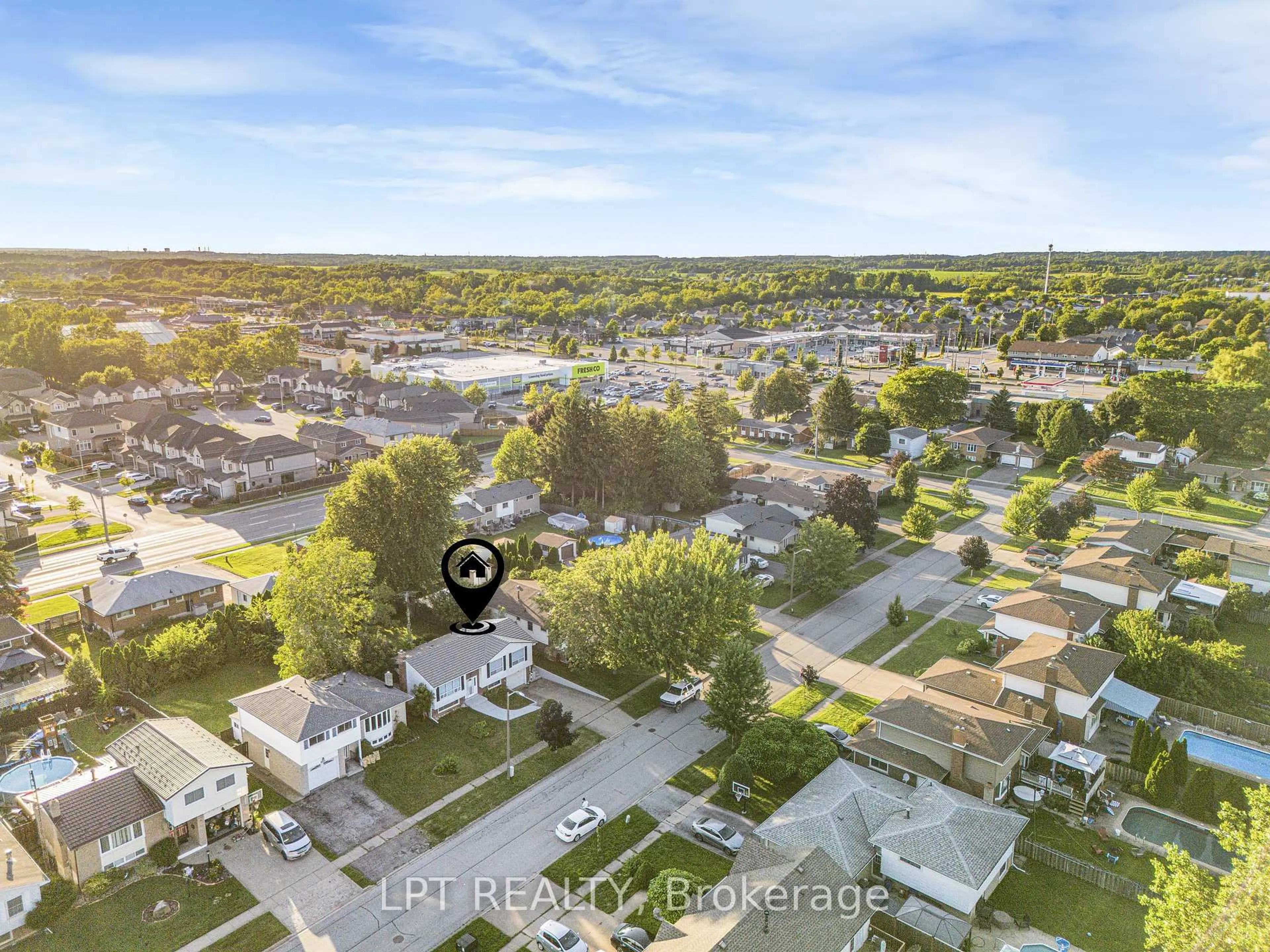 A pic from outside/outdoor area/front of a property/back of a property/a pic from drone, street for 6025 Belaire Ave, Niagara Falls Ontario L2H 1V1