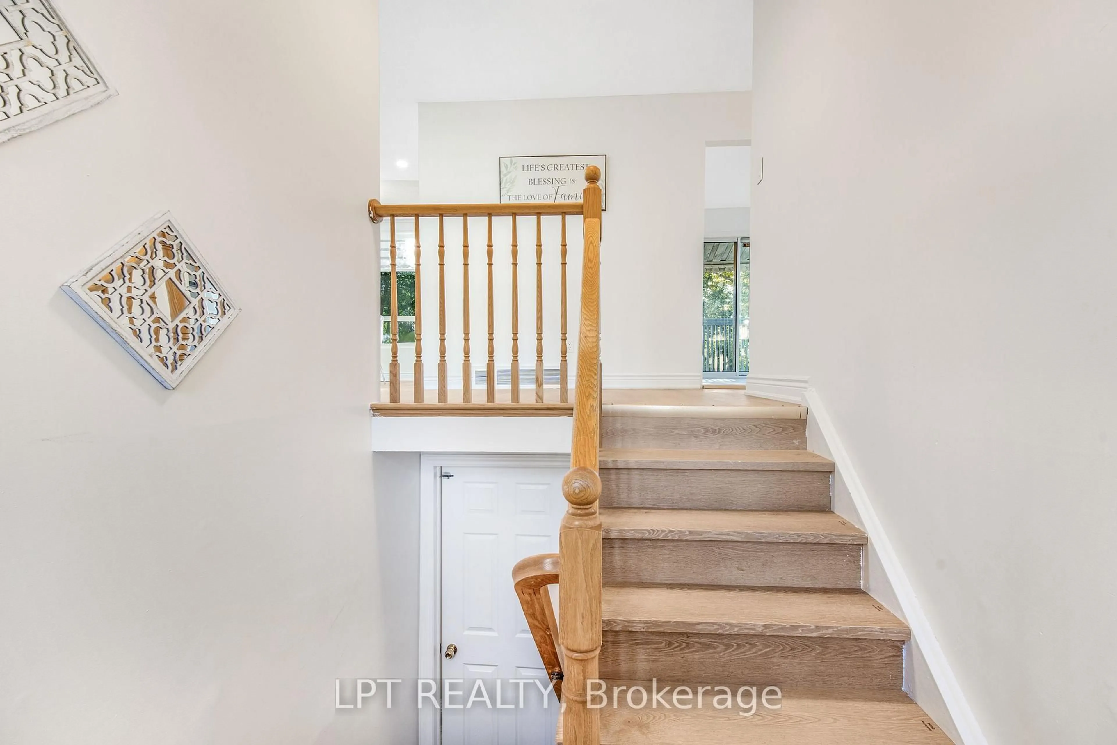 Indoor entryway for 6025 Belaire Ave, Niagara Falls Ontario L2H 1V1
