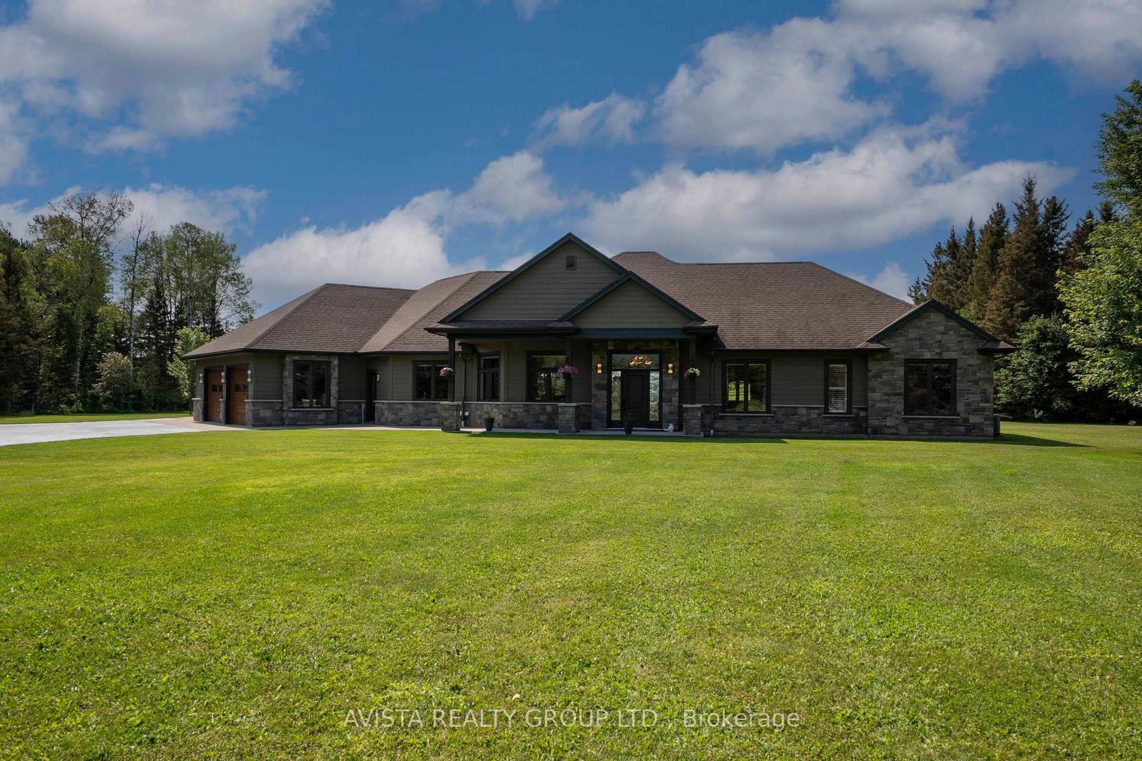 A pic from outside/outdoor area/front of a property/back of a property/a pic from drone, building for 2422 Broadway Ave, Thunder Bay Ontario P7K 1K7