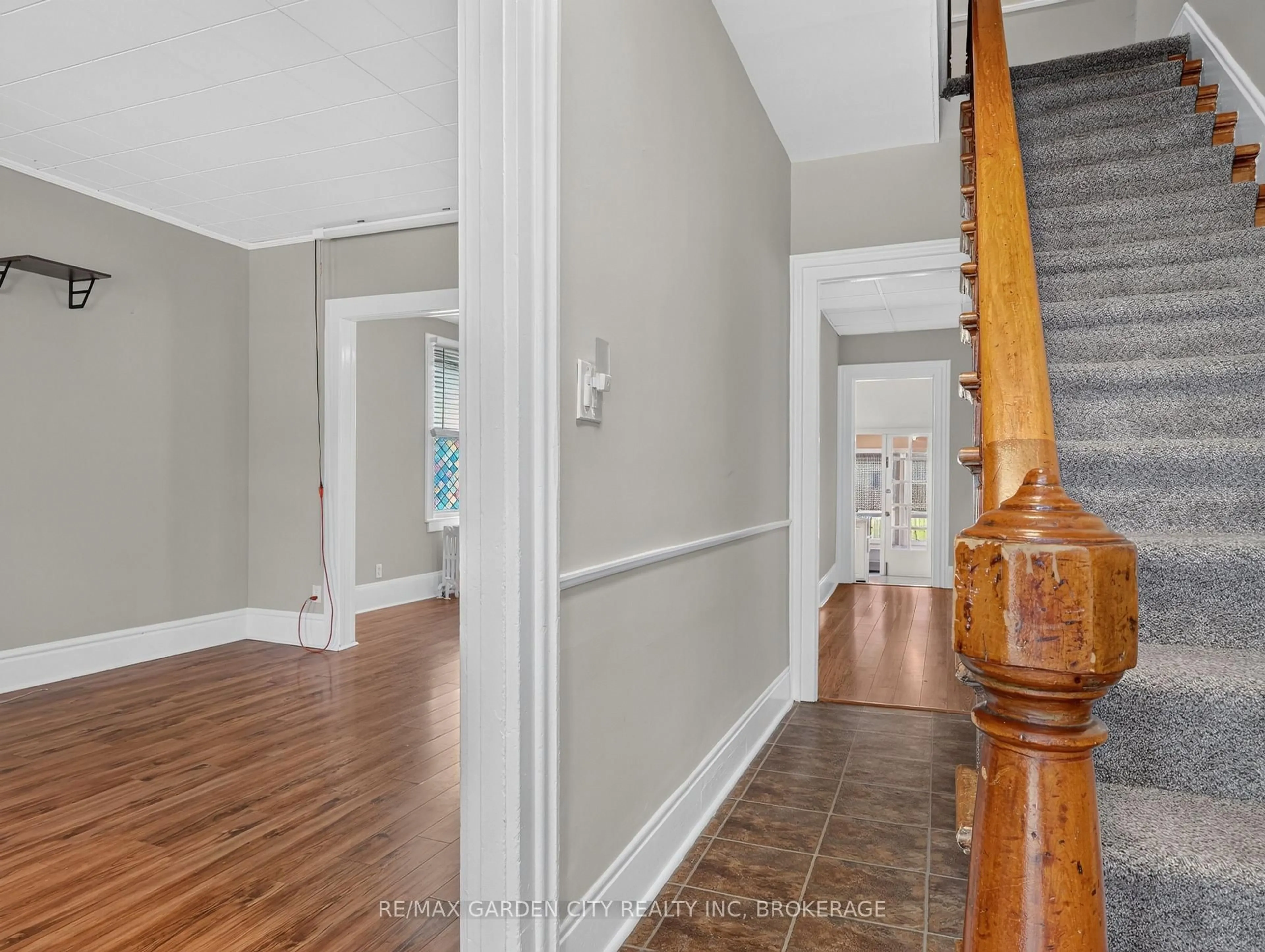 Indoor entryway for 15 Catherine St, St. Catharines Ontario L2R 5E4