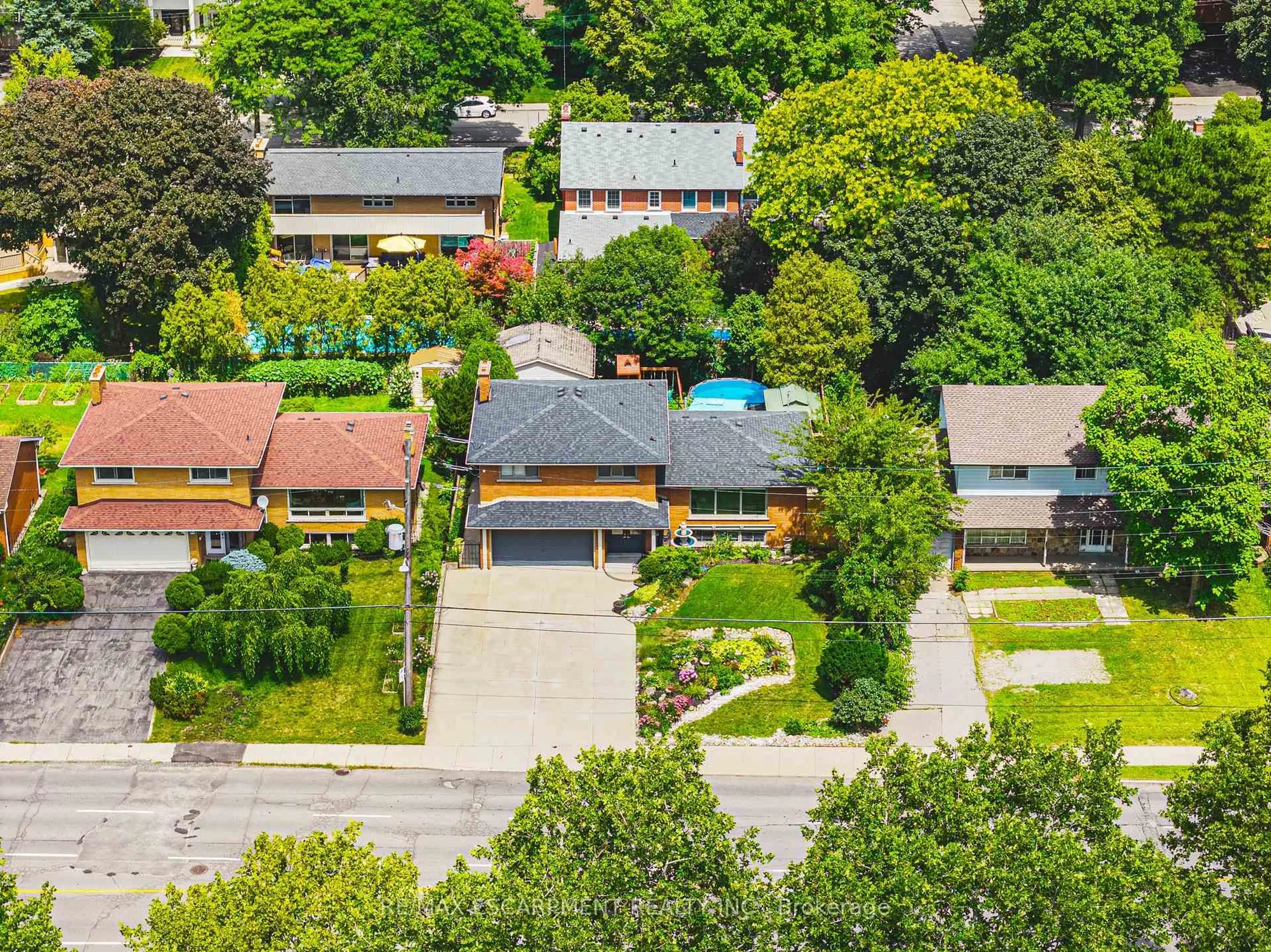A pic from outside/outdoor area/front of a property/back of a property/a pic from drone, street for 364 FENNELL Ave, Hamilton Ontario L9C 1G4