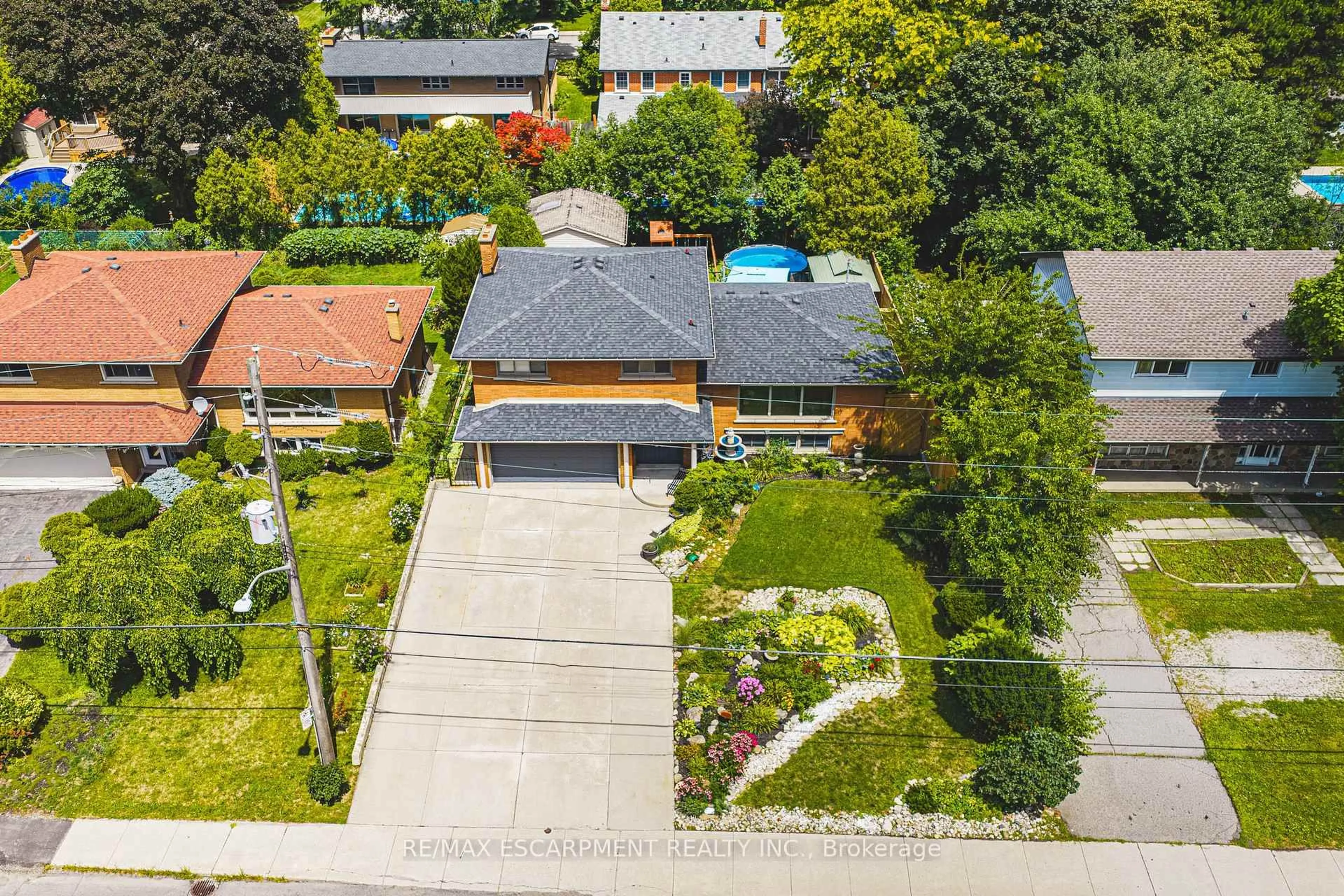A pic from outside/outdoor area/front of a property/back of a property/a pic from drone, street for 364 FENNELL Ave, Hamilton Ontario L9C 1G4