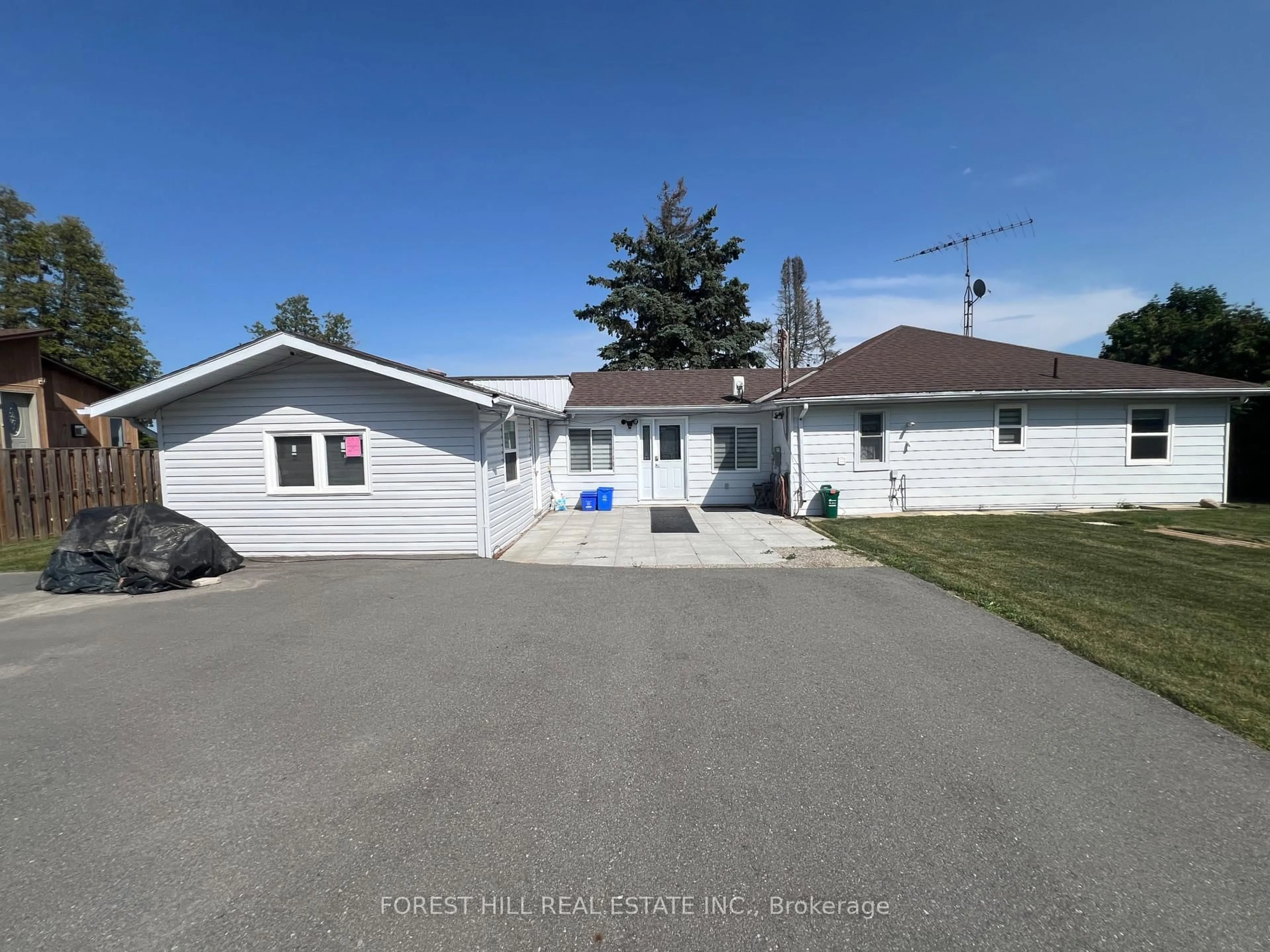 A pic from outside/outdoor area/front of a property/back of a property/a pic from drone, street for 1161 Connaught Dr, Selwyn Ontario K0L 1T0
