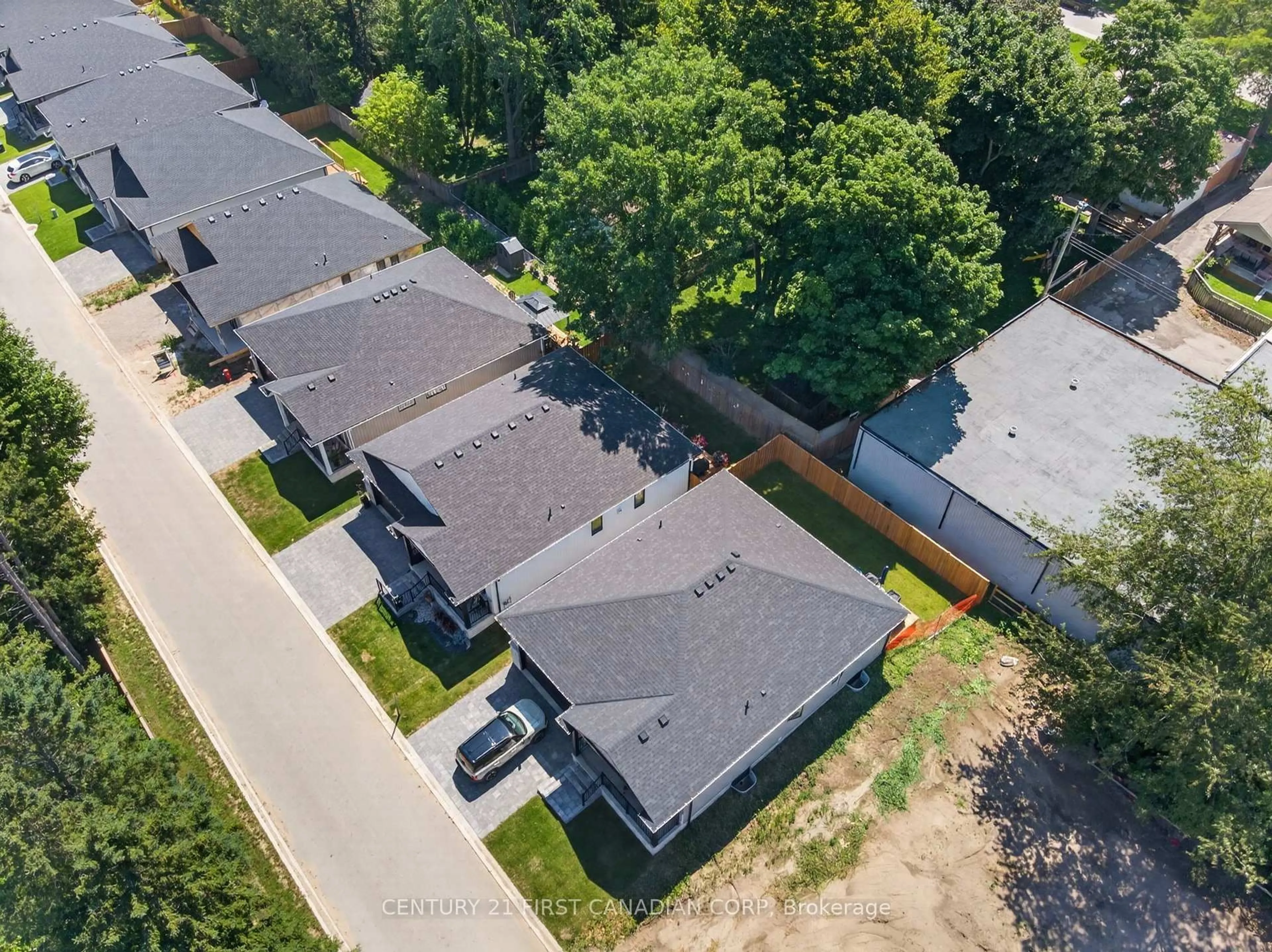 A pic from outside/outdoor area/front of a property/back of a property/a pic from drone, street for 430 Head St #18, Strathroy-Caradoc Ontario N7G 0H3
