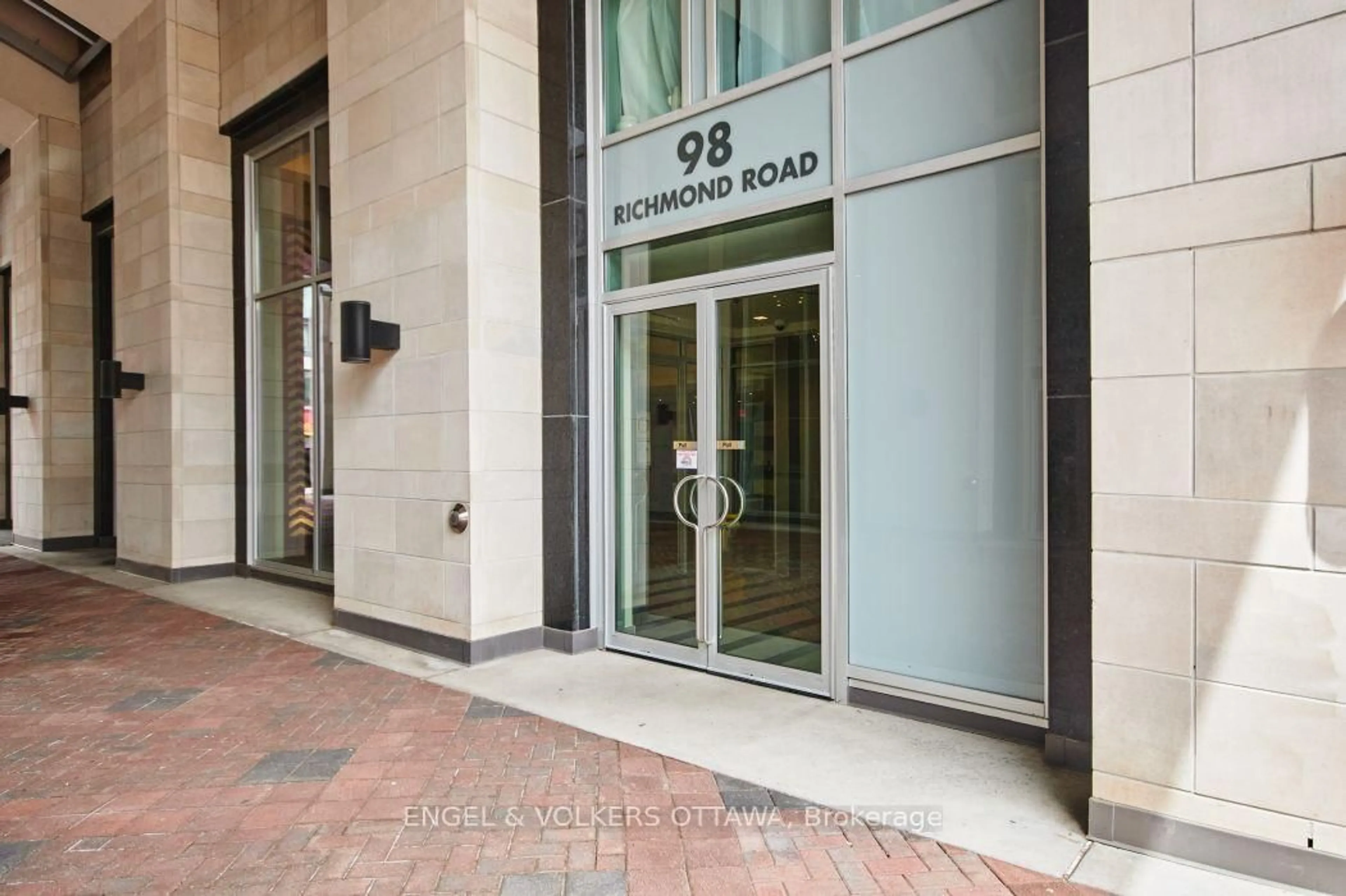 Indoor foyer for 98 Richmond Rd #211, Ottawa Ontario K1Z 0B2