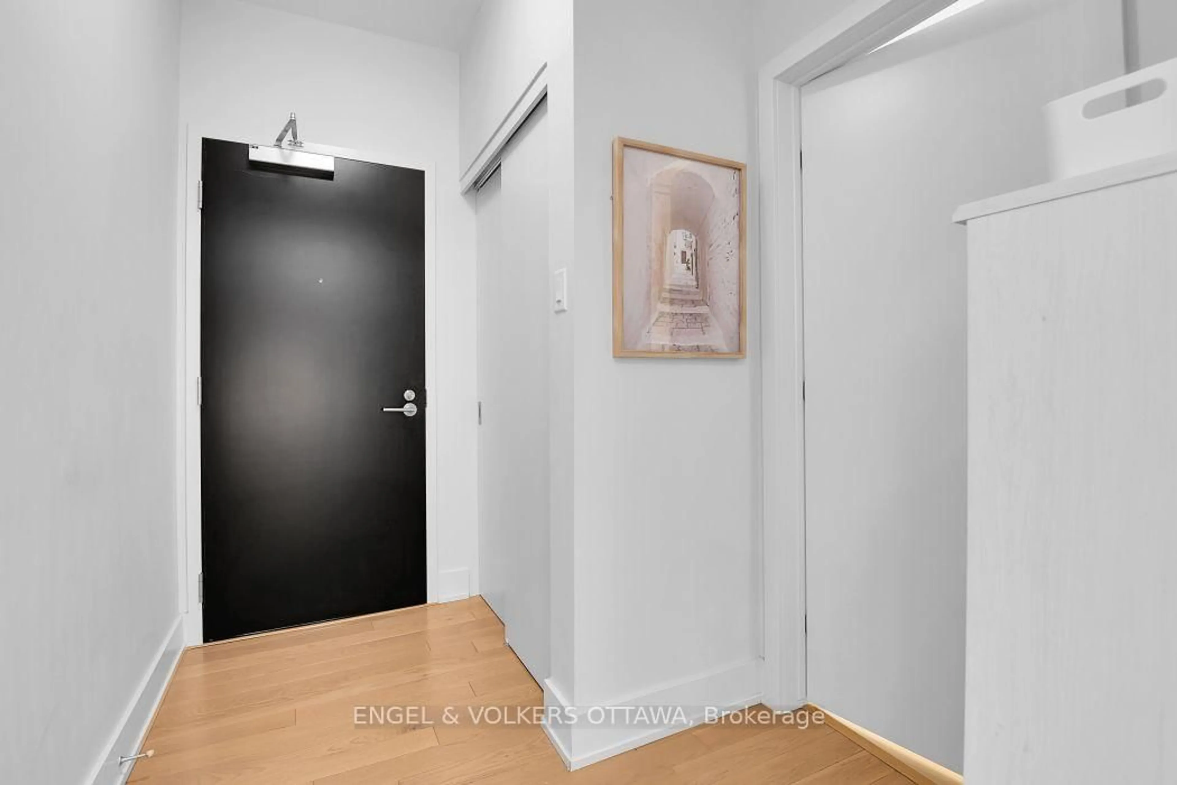 Indoor foyer for 98 Richmond Rd #211, Ottawa Ontario K1Z 0B2