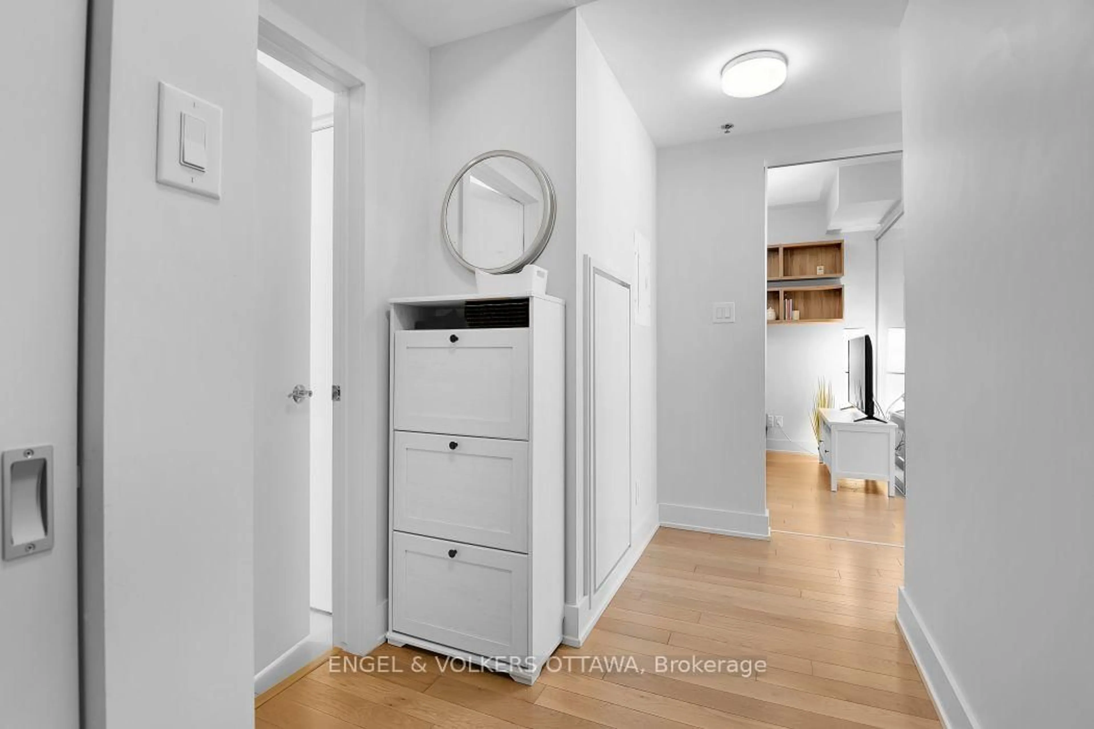 Indoor entryway for 98 Richmond Rd #211, Ottawa Ontario K1Z 0B2