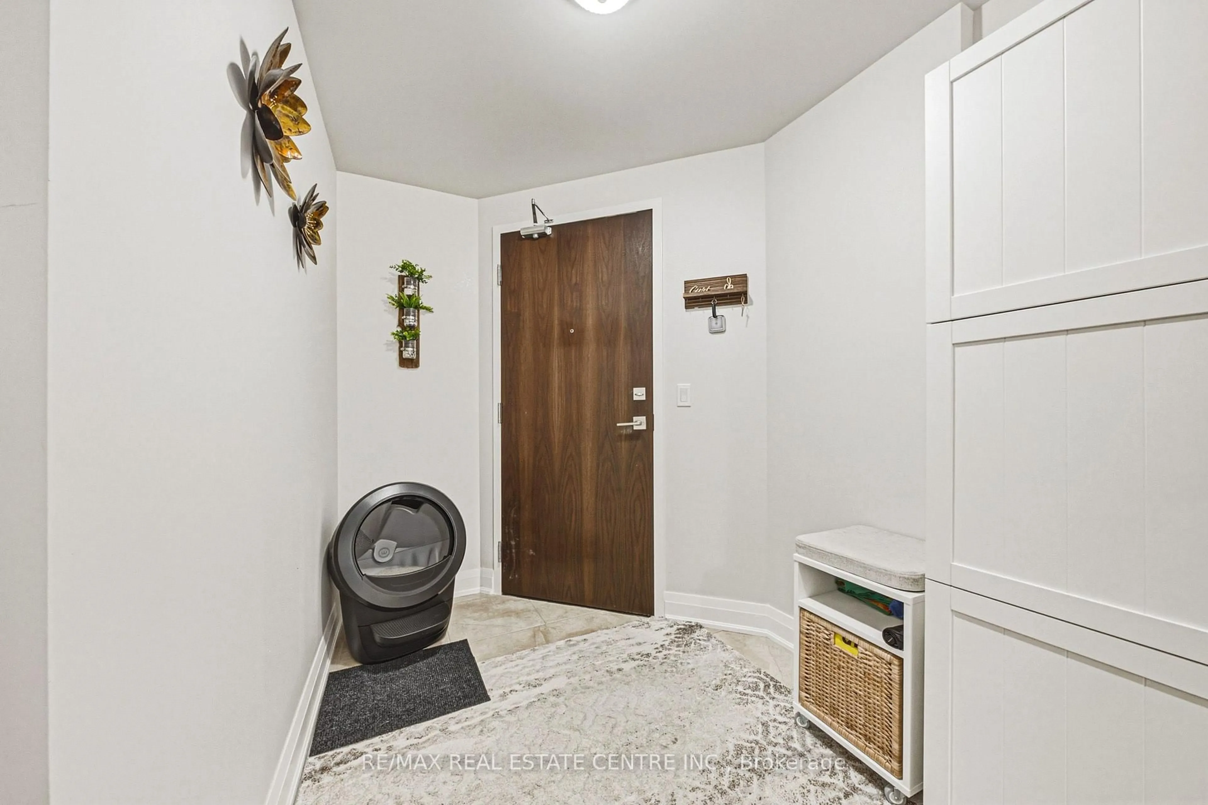 Indoor entryway for 319 Highway 8 Rd ##308, Hamilton Ontario L8G 0B1