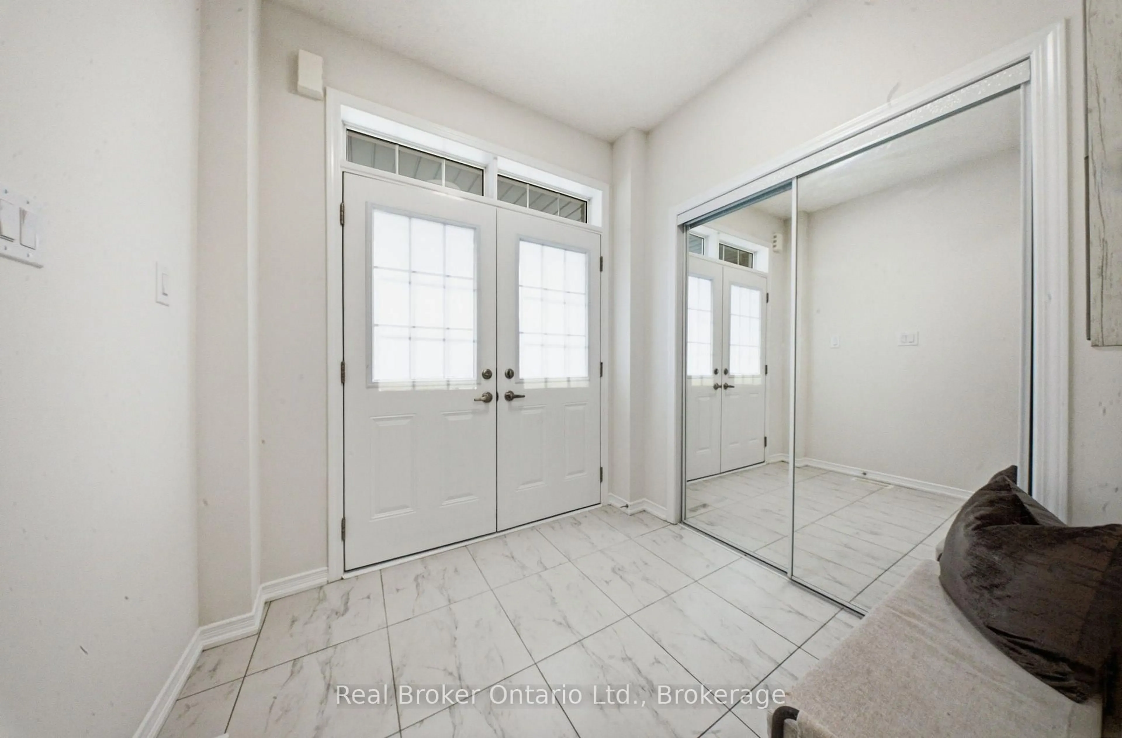 Indoor entryway for 109 Longboat Ru, Brantford Ontario N3T 0R8