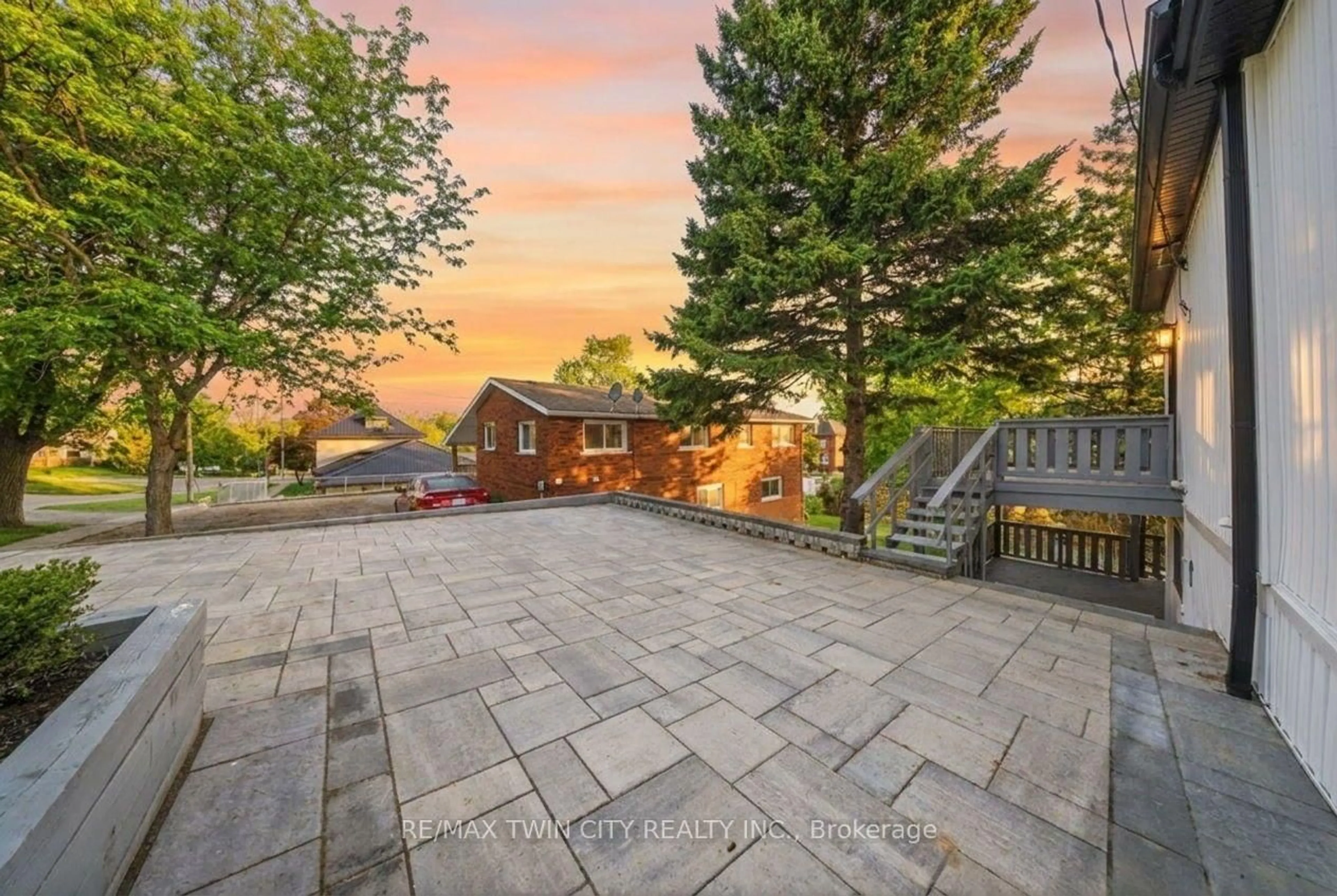 A pic from outside/outdoor area/front of a property/back of a property/a pic from drone, street for 23 Aberdeen St, Haldimand Ontario N3W 1C8