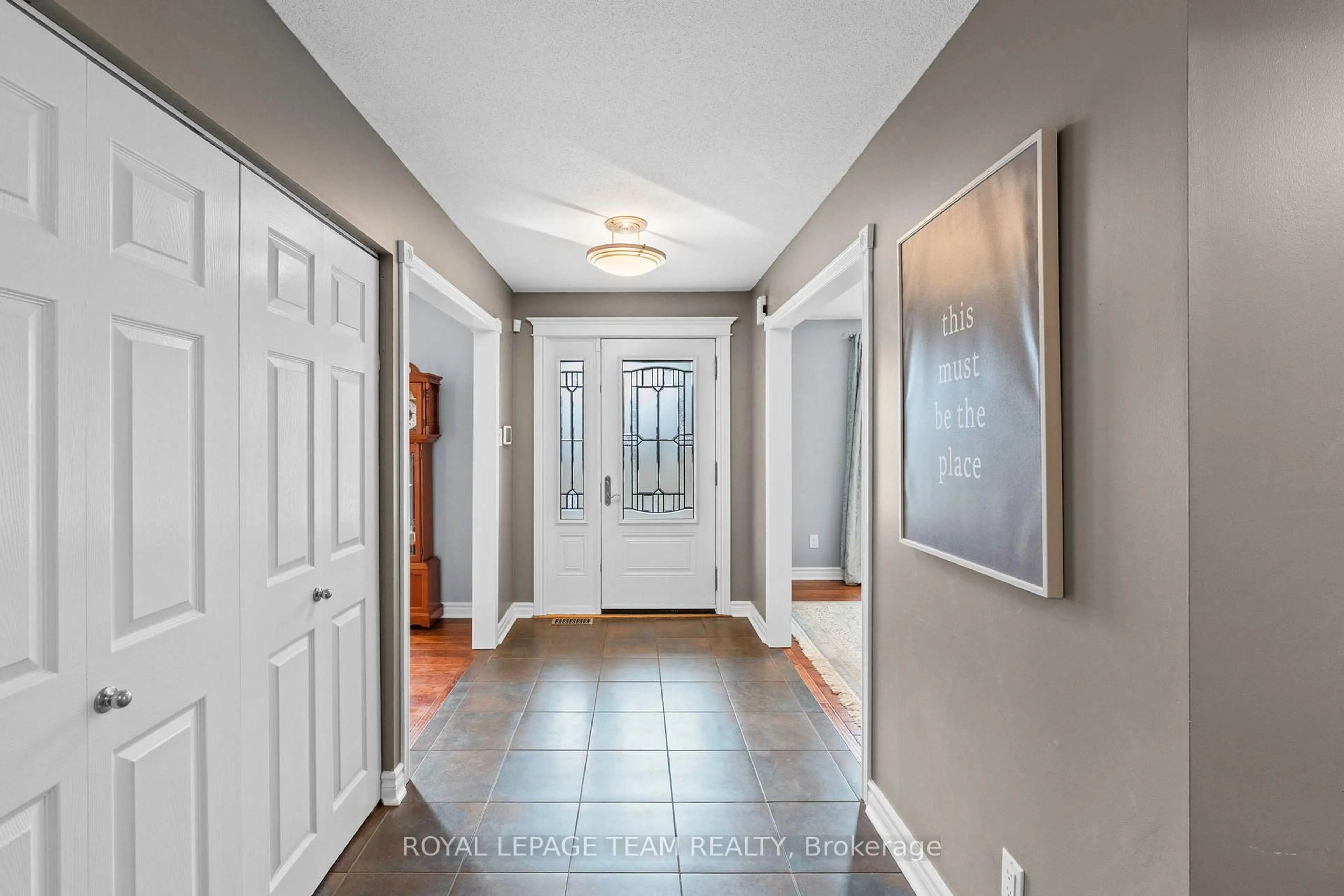 Indoor entryway for 6584 Harvest Grove Dr, Ottawa Ontario K4P 1E9