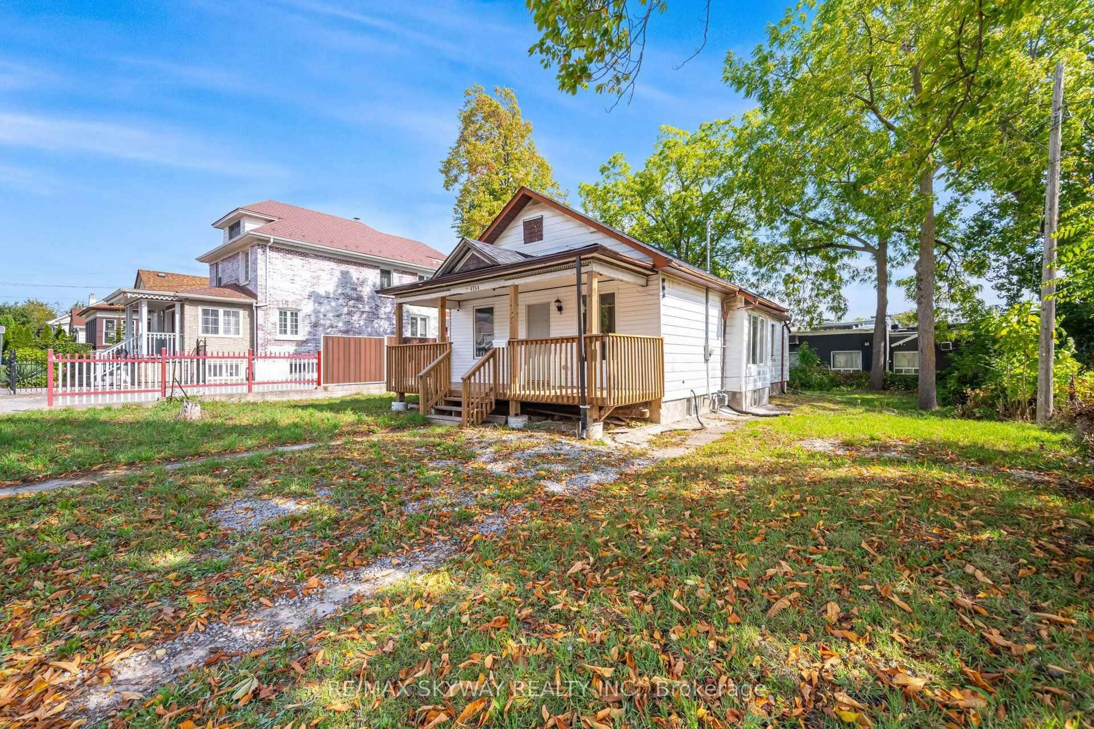 A pic from outside/outdoor area/front of a property/back of a property/a pic from drone, street for 4754 First Ave, Niagara Falls Ontario L2E 2C4