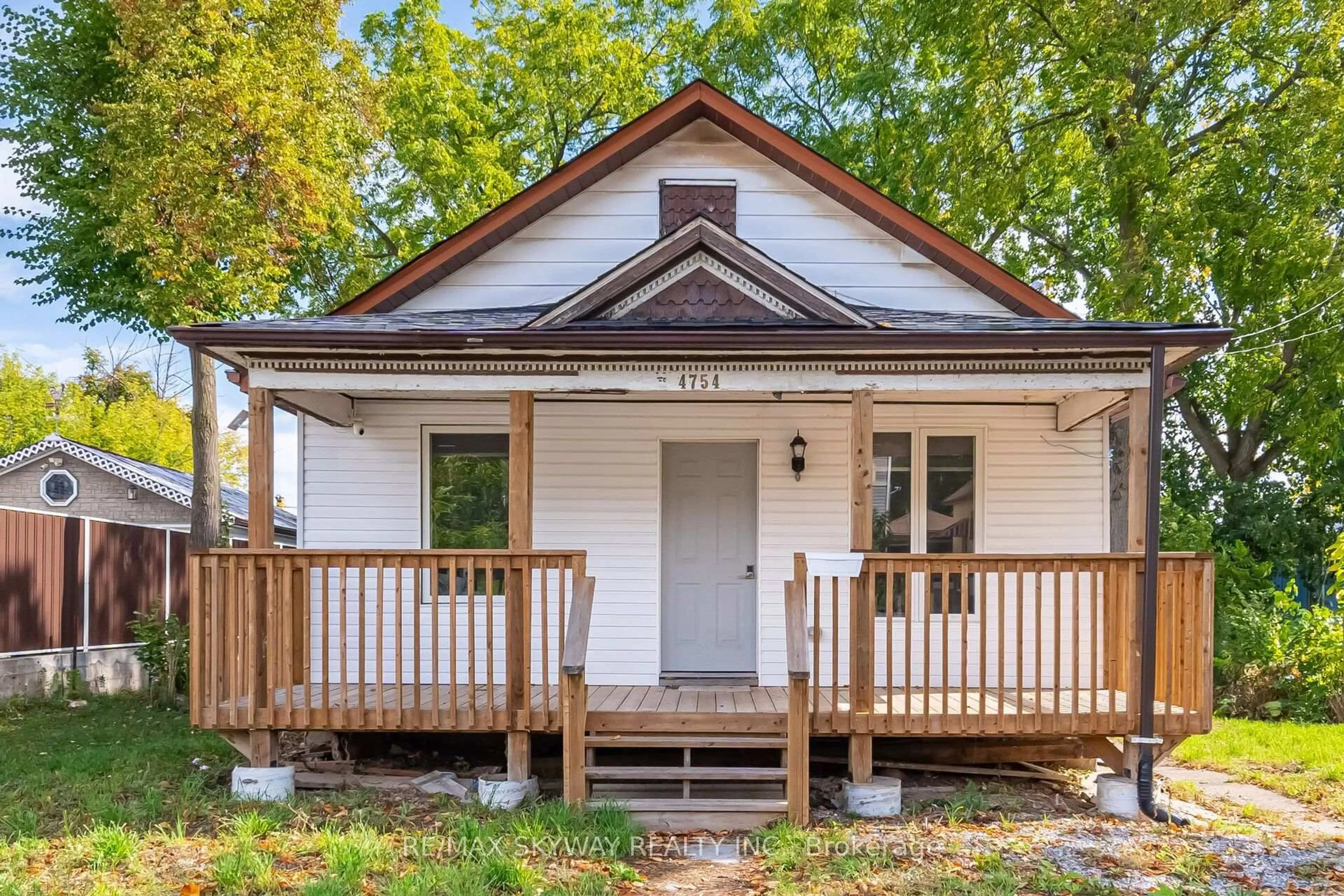 Home with vinyl exterior material, street for 4754 First Ave, Niagara Falls Ontario L2E 2C4