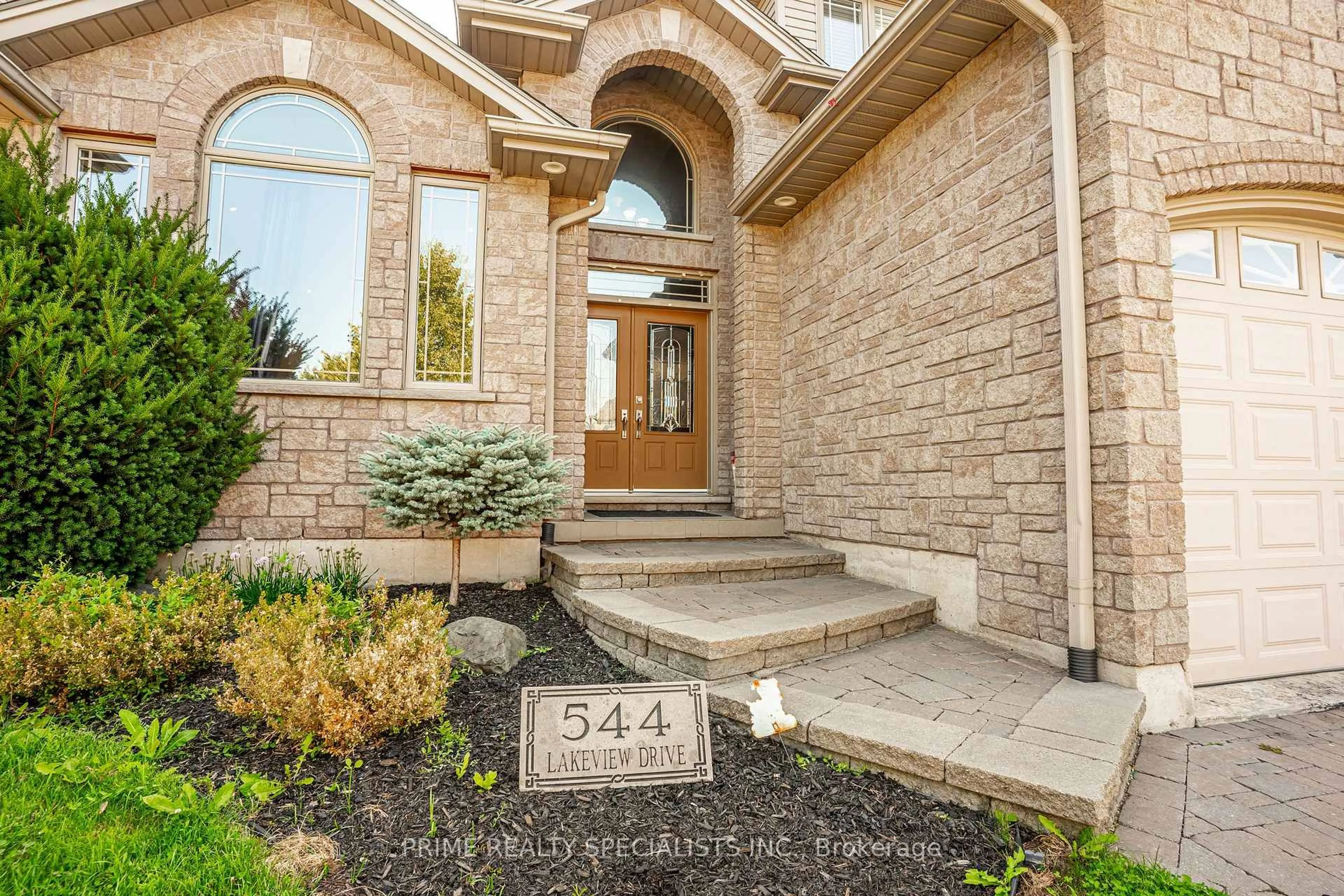 Indoor entryway for 544 Lakeview Dr, Woodstock Ontario N4T 1W1