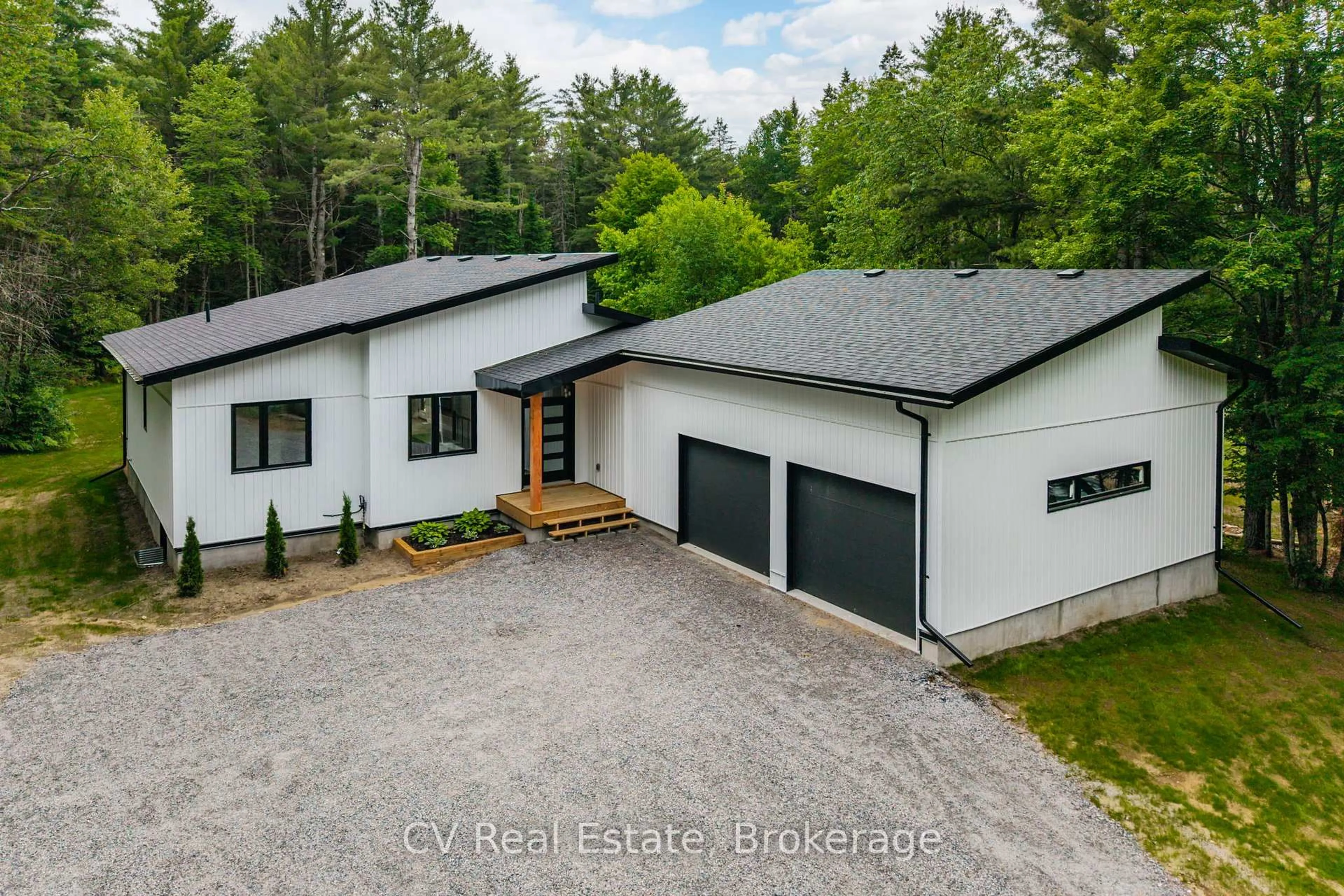 A pic from outside/outdoor area/front of a property/back of a property/a pic from drone, street for 546 Balsam Chutes Rd, Huntsville Ontario P0B 1L0