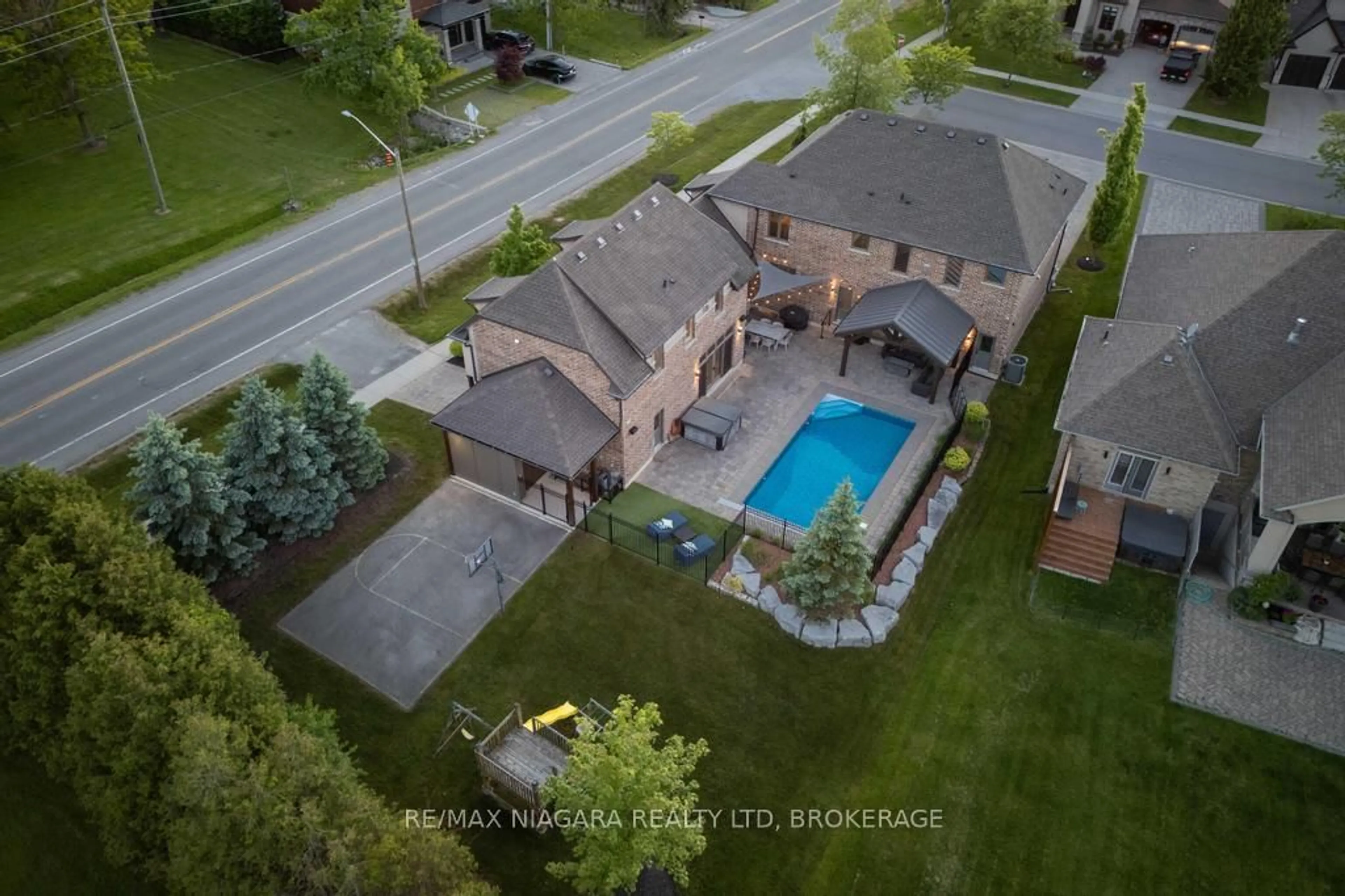 A pic from outside/outdoor area/front of a property/back of a property/a pic from drone, street for 50 Sandalwood Cres, Niagara-on-the-Lake Ontario L0S 1P0